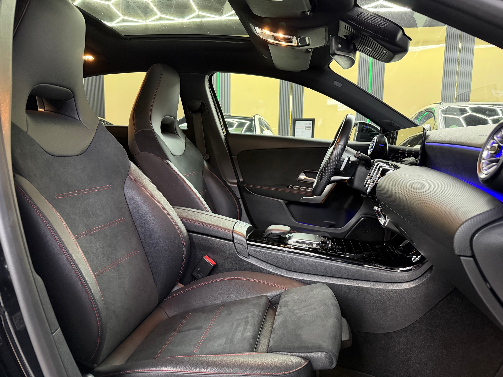 MERCEDES-BENZ A 200 AMG Line 7G-DCT-image-11