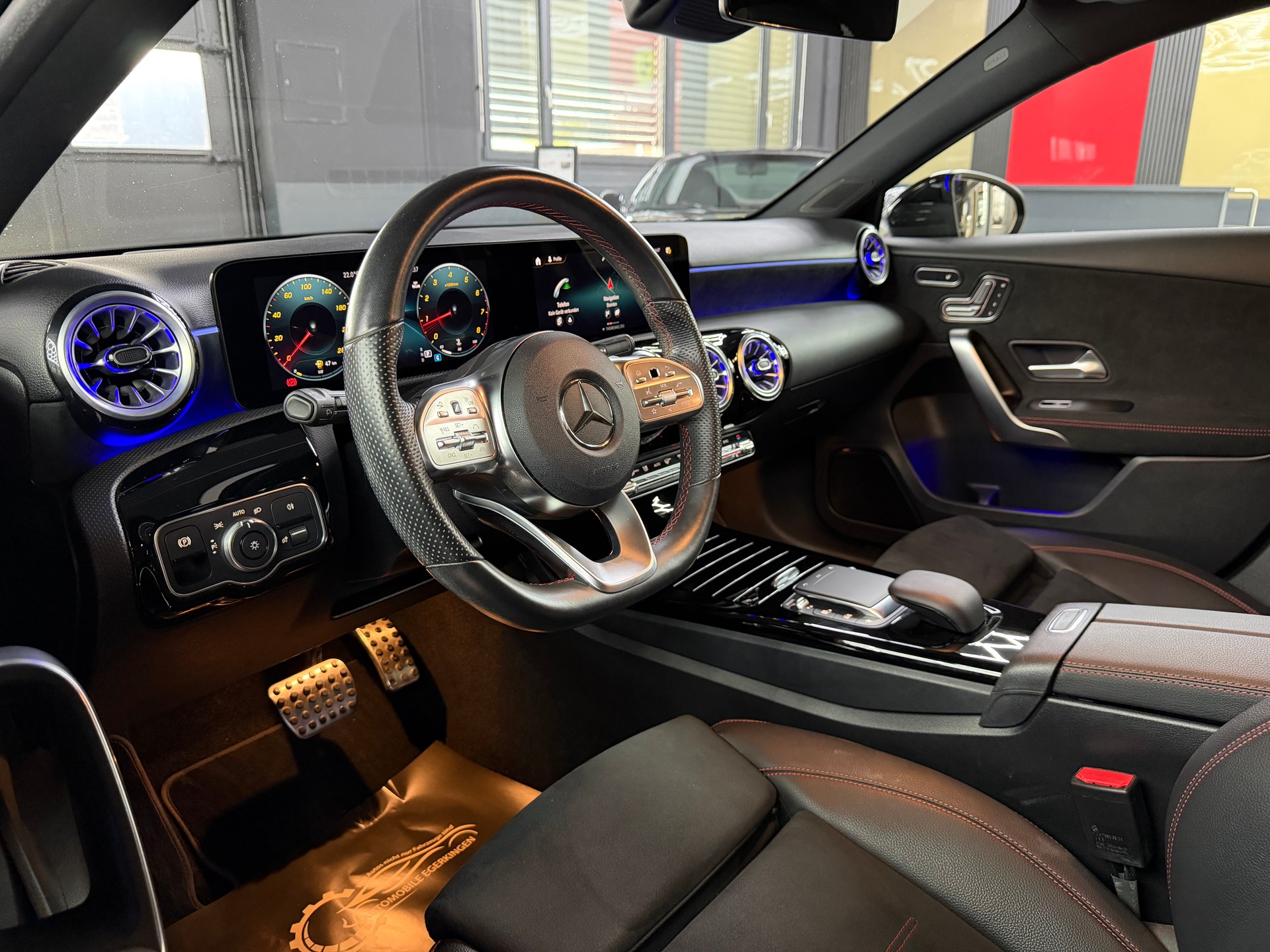 MERCEDES-BENZ A 200 AMG Line 7G-DCT-image-8