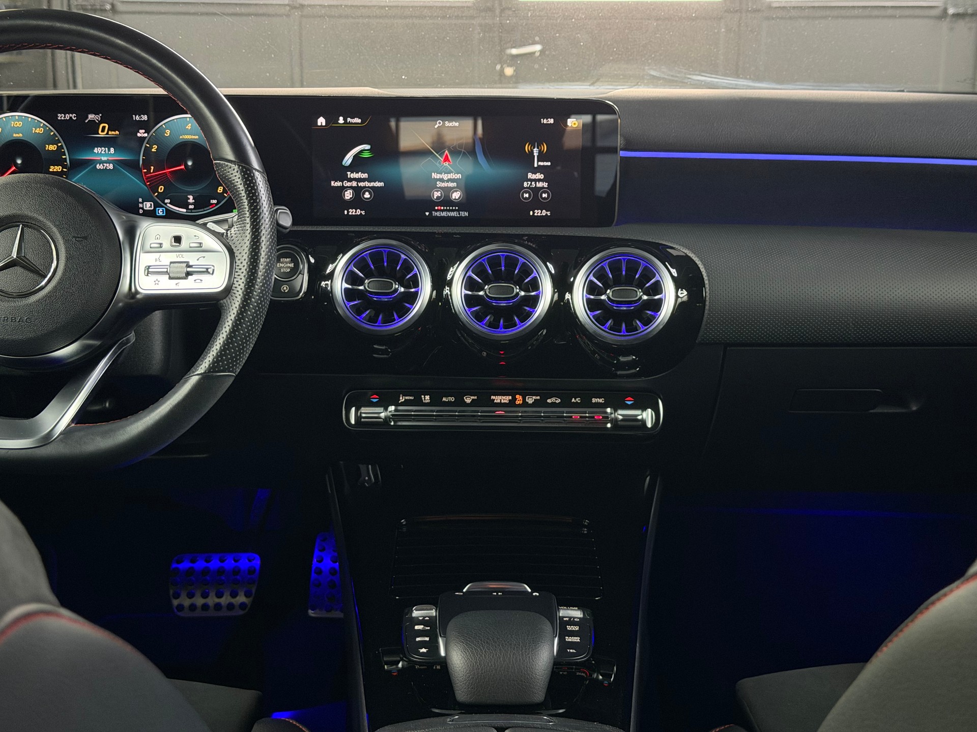 MERCEDES-BENZ A 200 AMG Line 7G-DCT-image-18