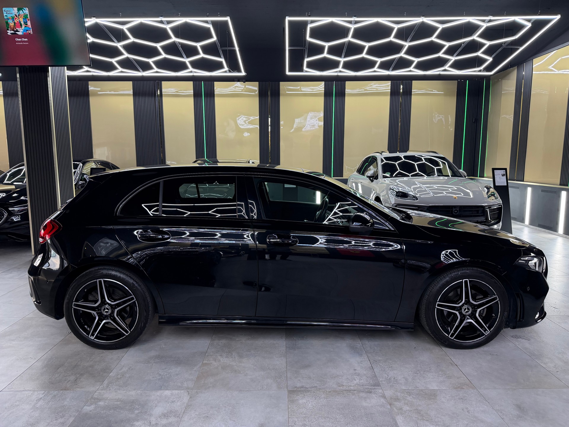 MERCEDES-BENZ A 200 AMG Line 7G-DCT-showroom-element-3