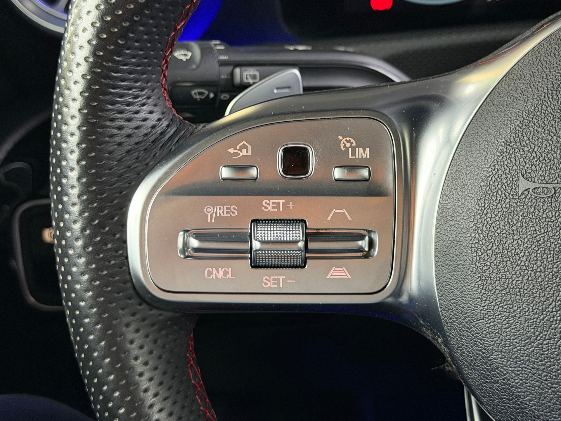 MERCEDES-BENZ A 200 AMG Line 7G-DCT-image-21