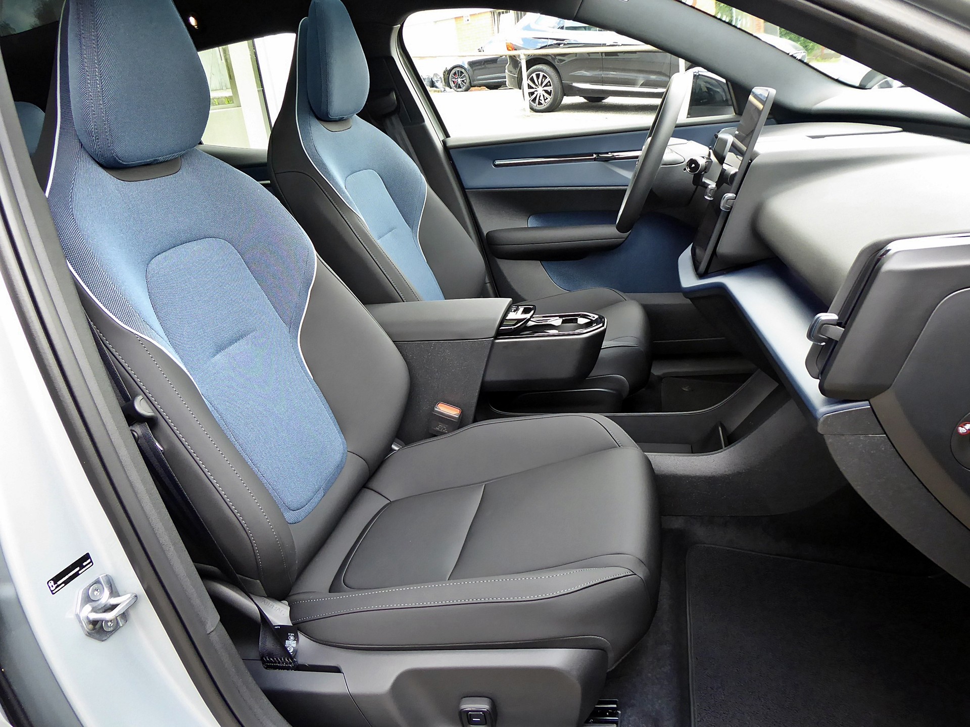 VOLVO EX30 E60 69kWh Ext Ra Ultra-image-4