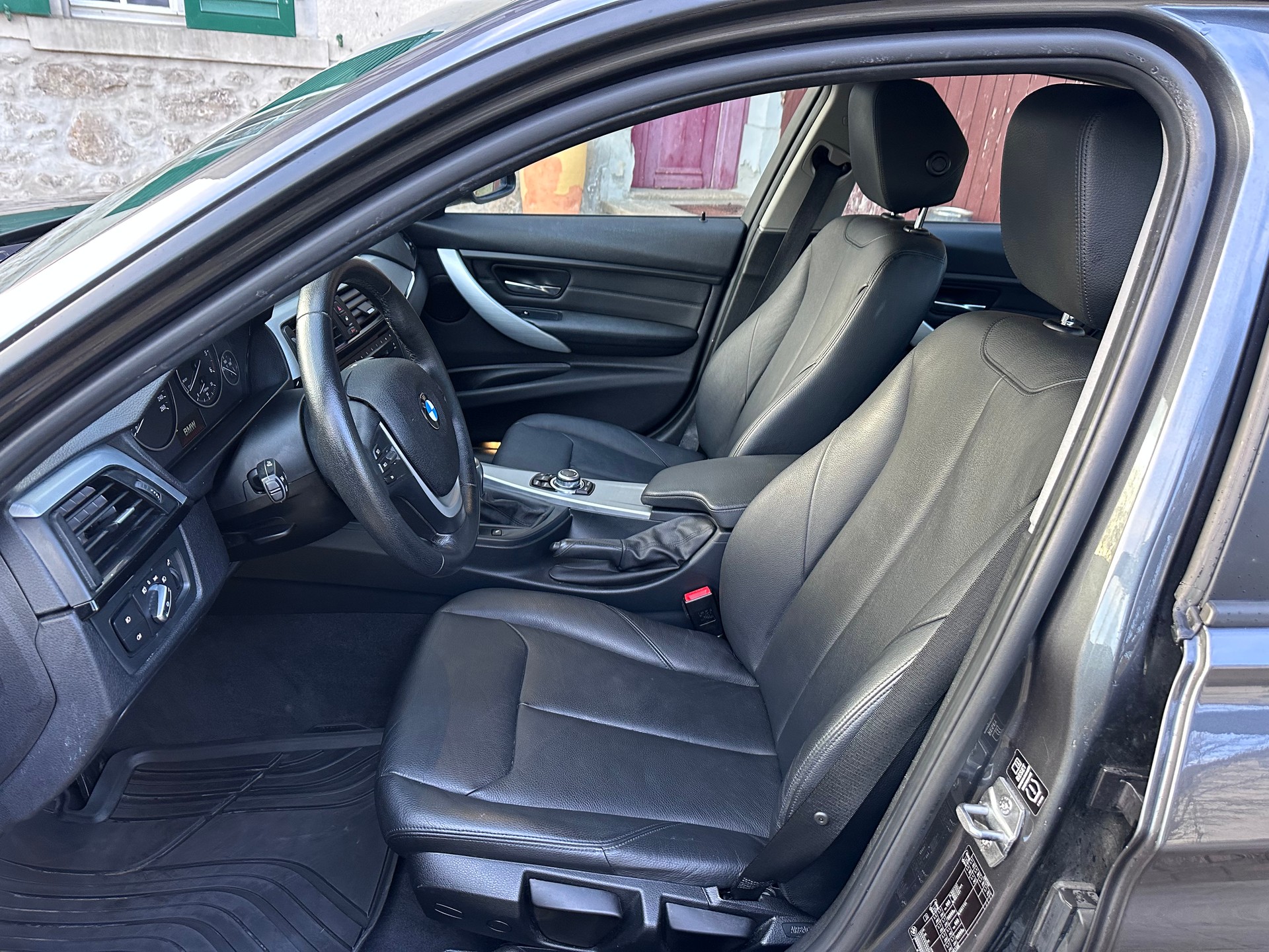BMW 318d-image-5