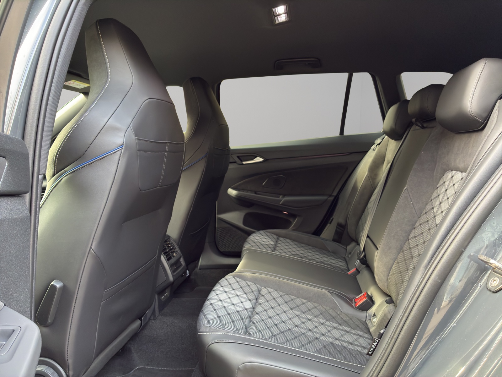 VW Golf Variant 2.0 TSI R-Line DSG 4 Motion-image-9