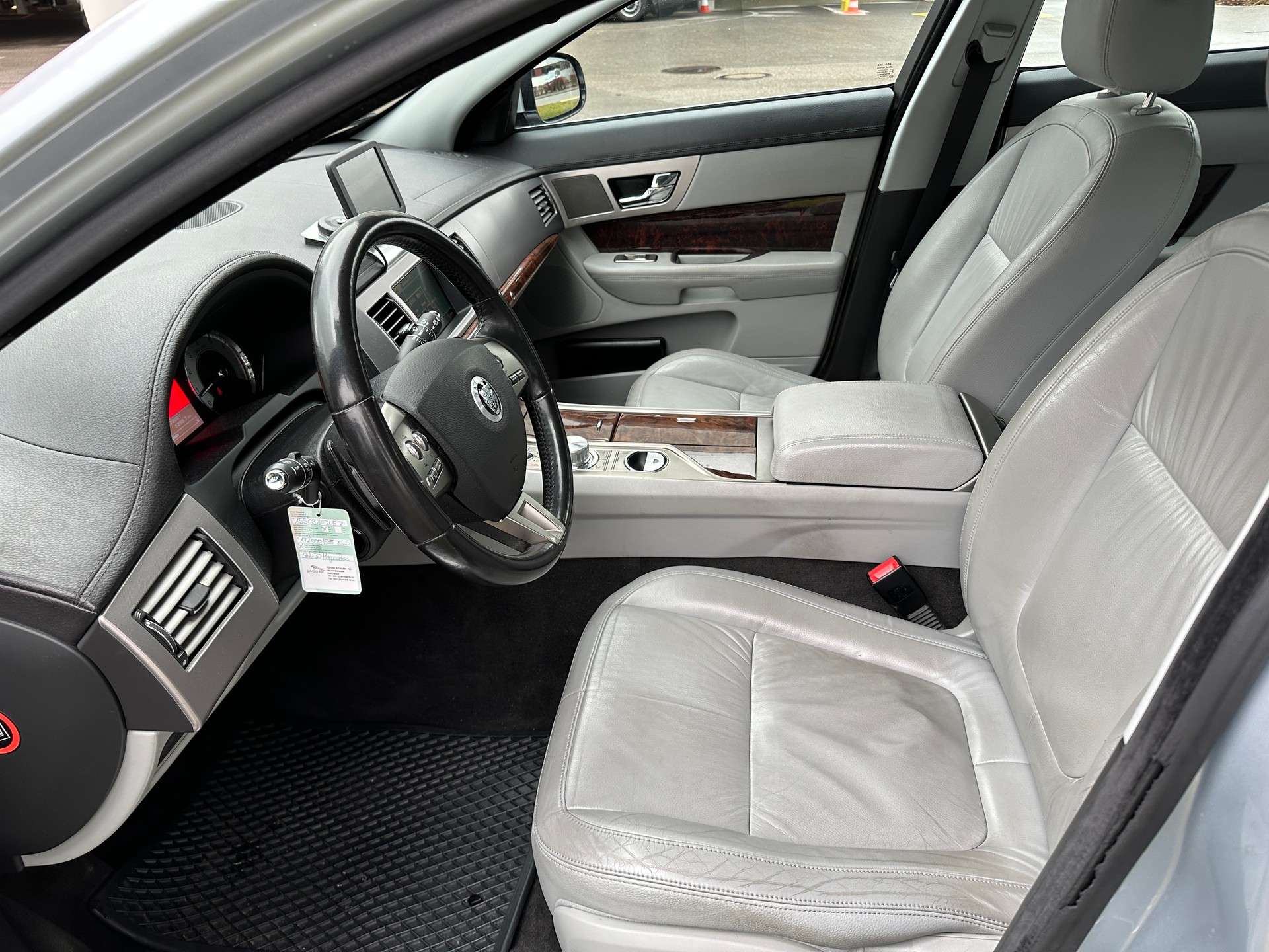JAGUAR XF 3.0 V6 Greenwich Premium Luxury-image-3