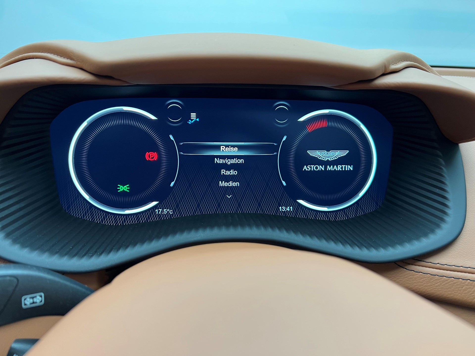 ASTON MARTIN DBX 707 4.0 V8 Bi-Turbo-image-5
