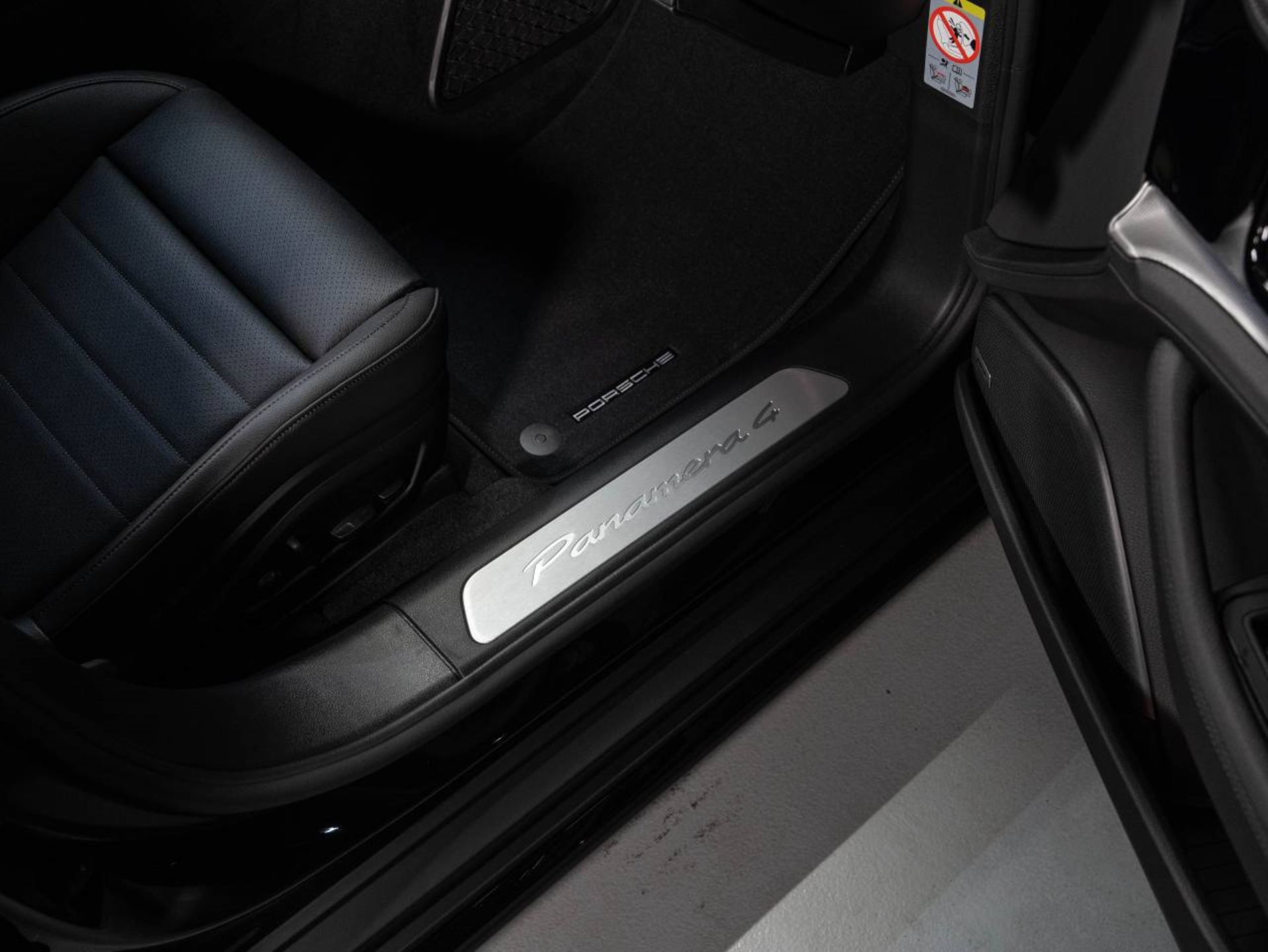 PORSCHE Panamera 4 E-Hybrid-image-16