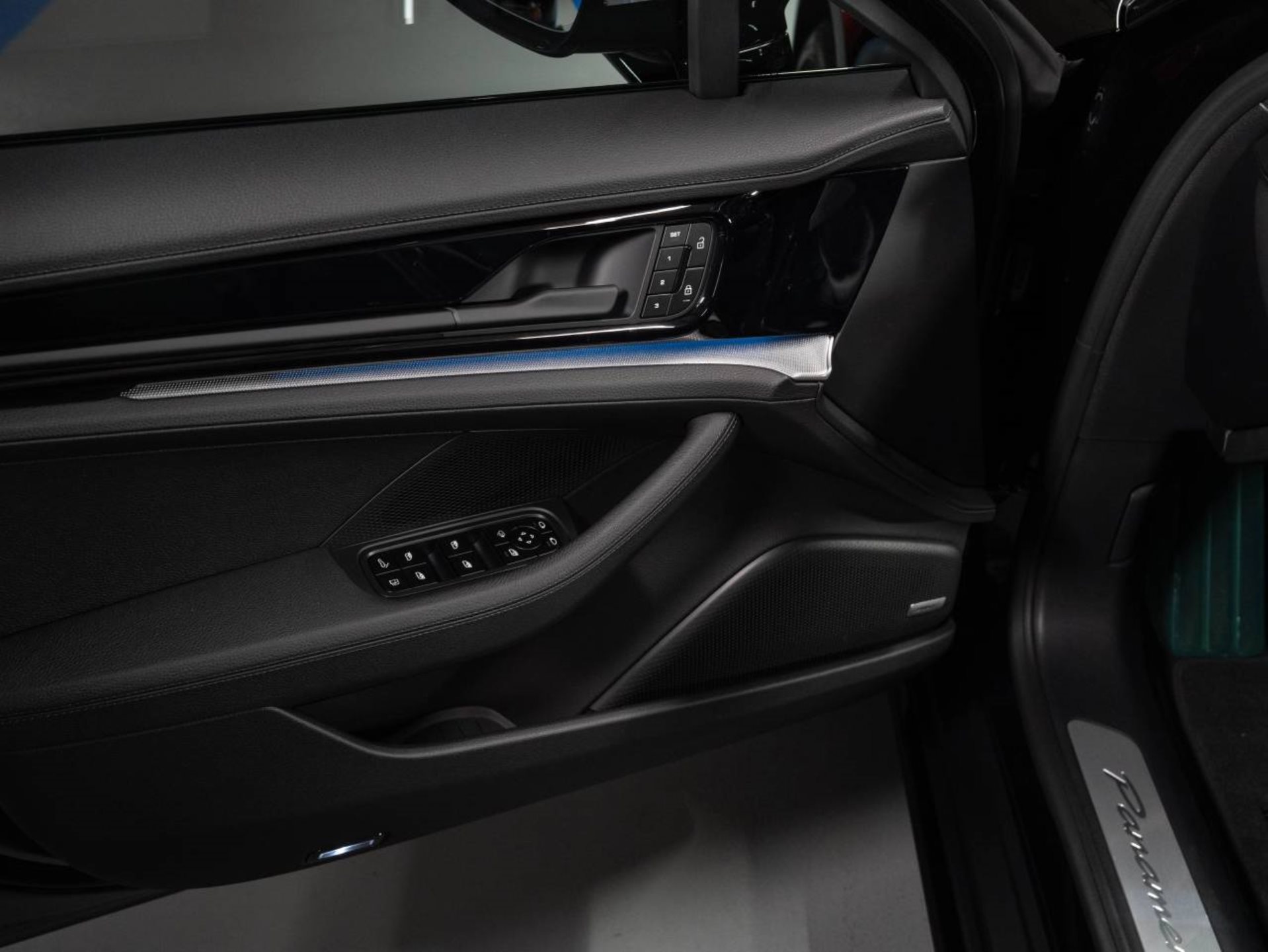 PORSCHE Panamera 4 E-Hybrid-image-17