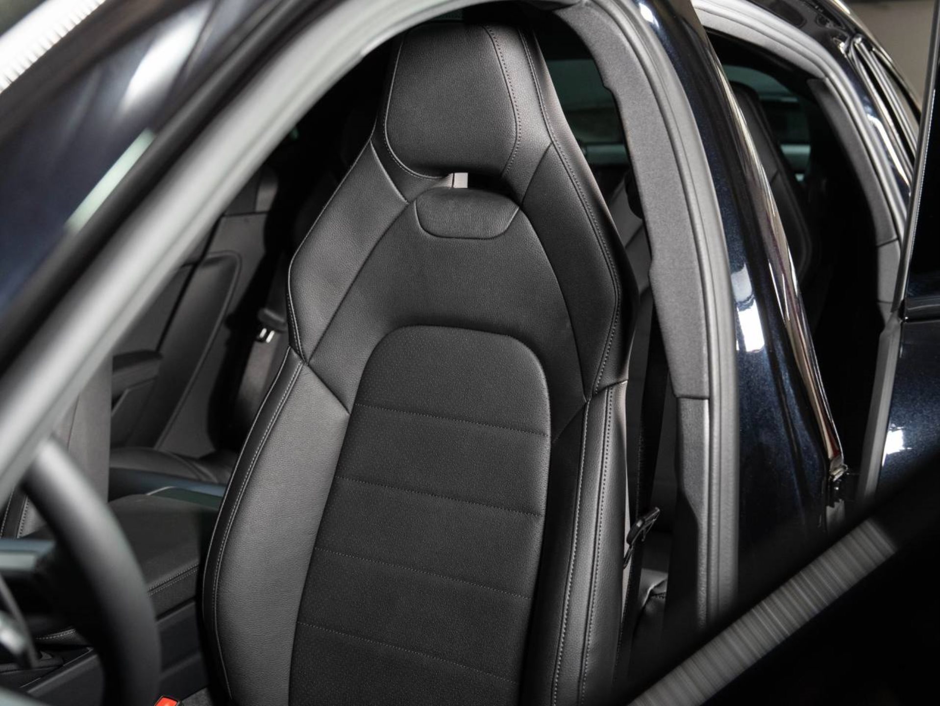PORSCHE Panamera 4 E-Hybrid-image-4