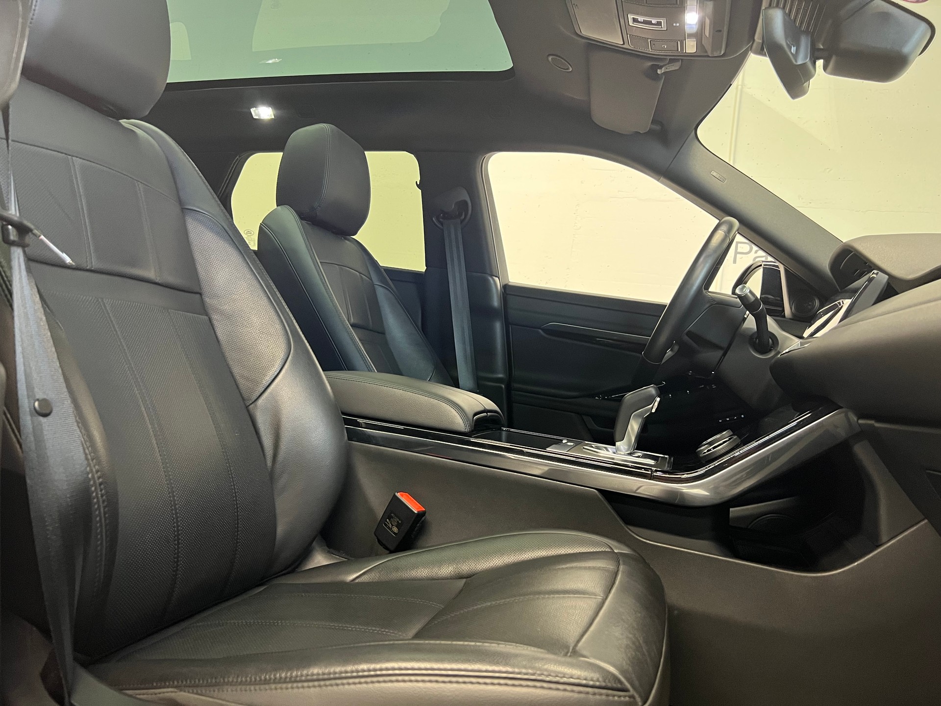 LAND ROVER Range Rover Evoque 1.5 T 300e SE-image-5