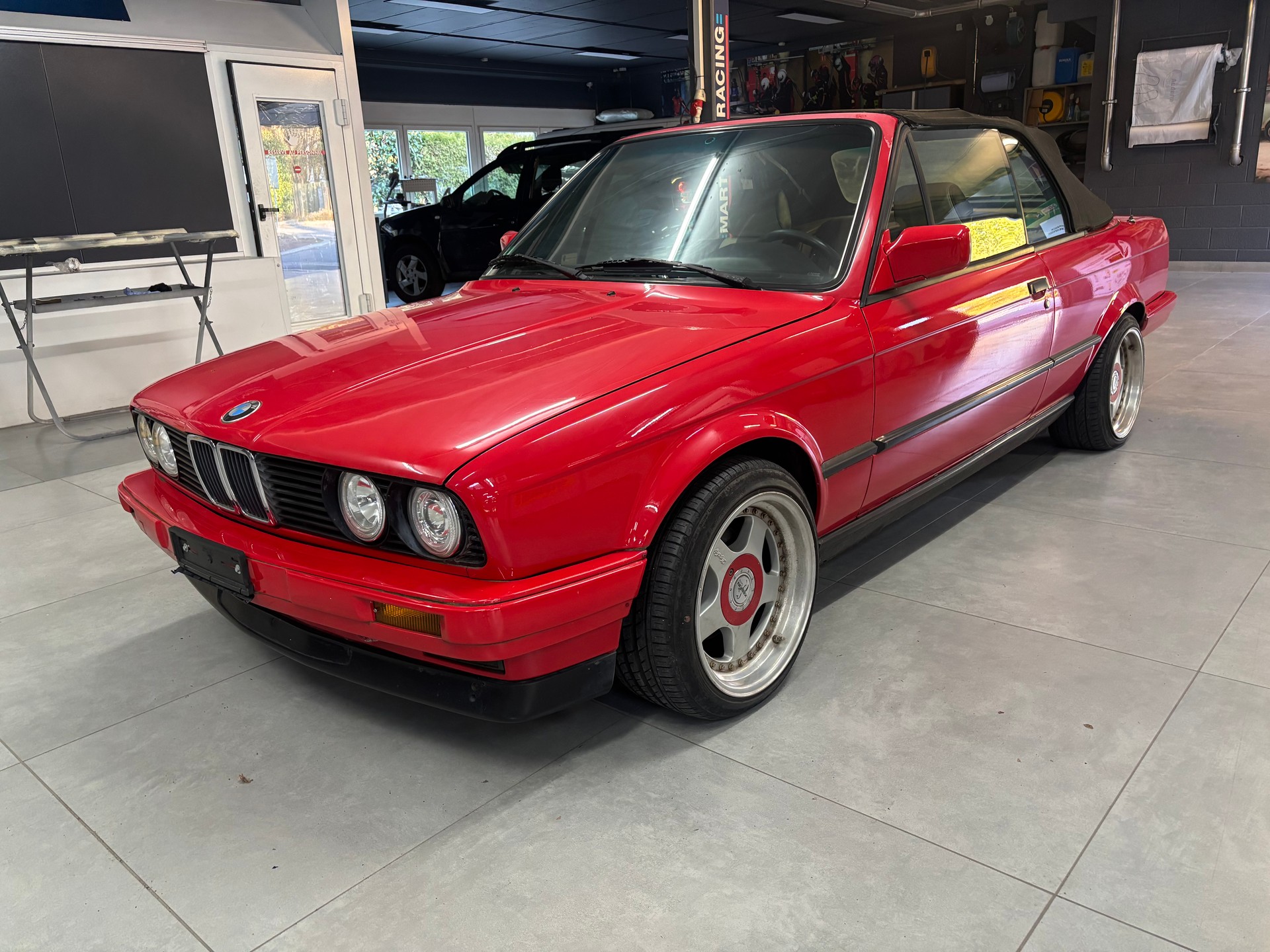 BMW 320i Cabrio-image-2