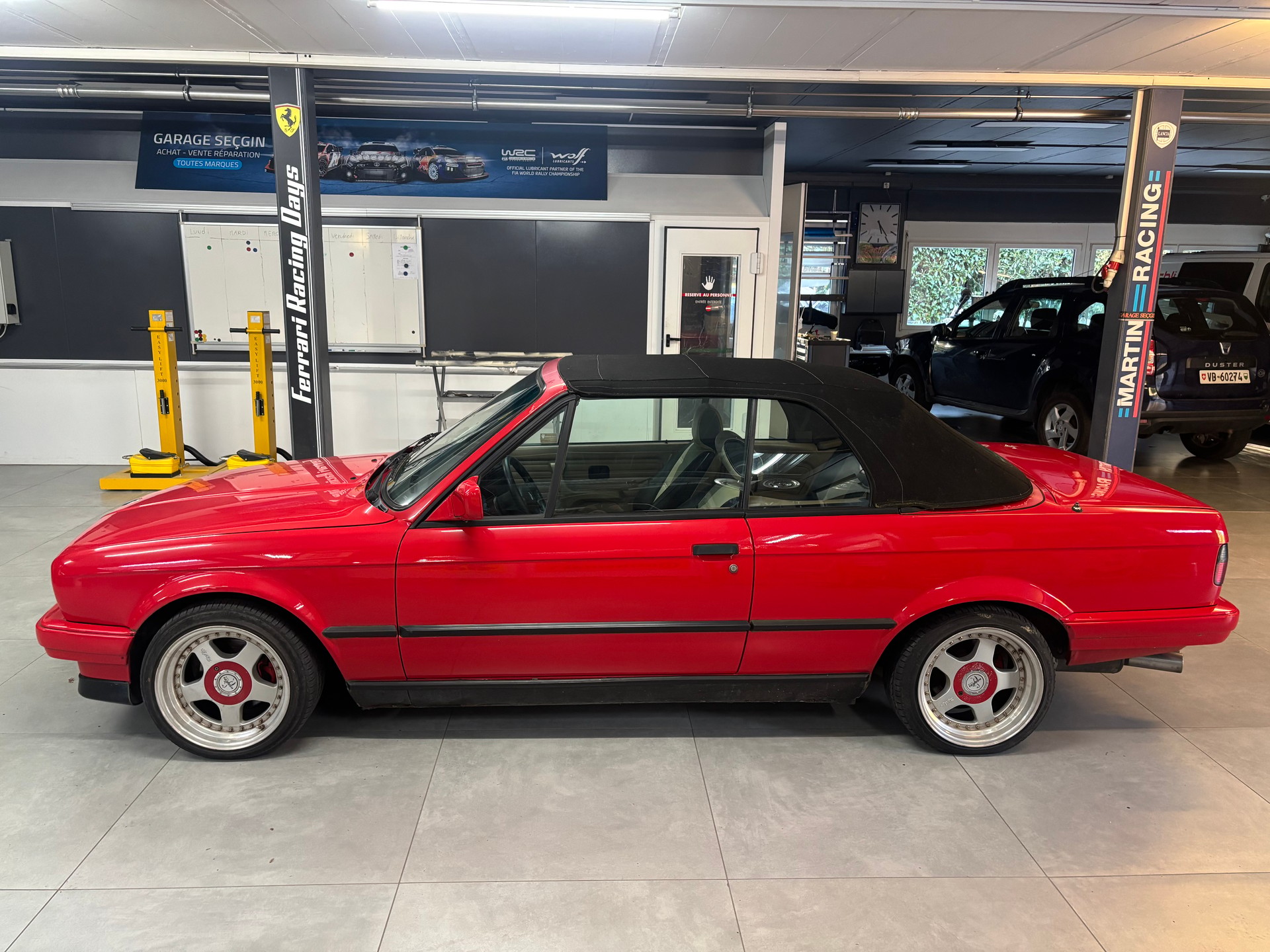 BMW 320i Cabrio-image-6