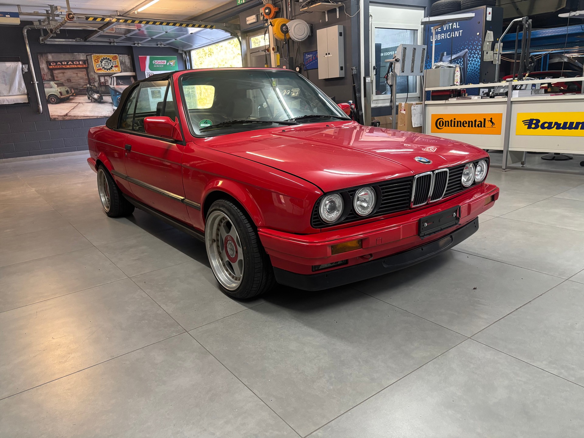 BMW 320i Cabrio-image-0
