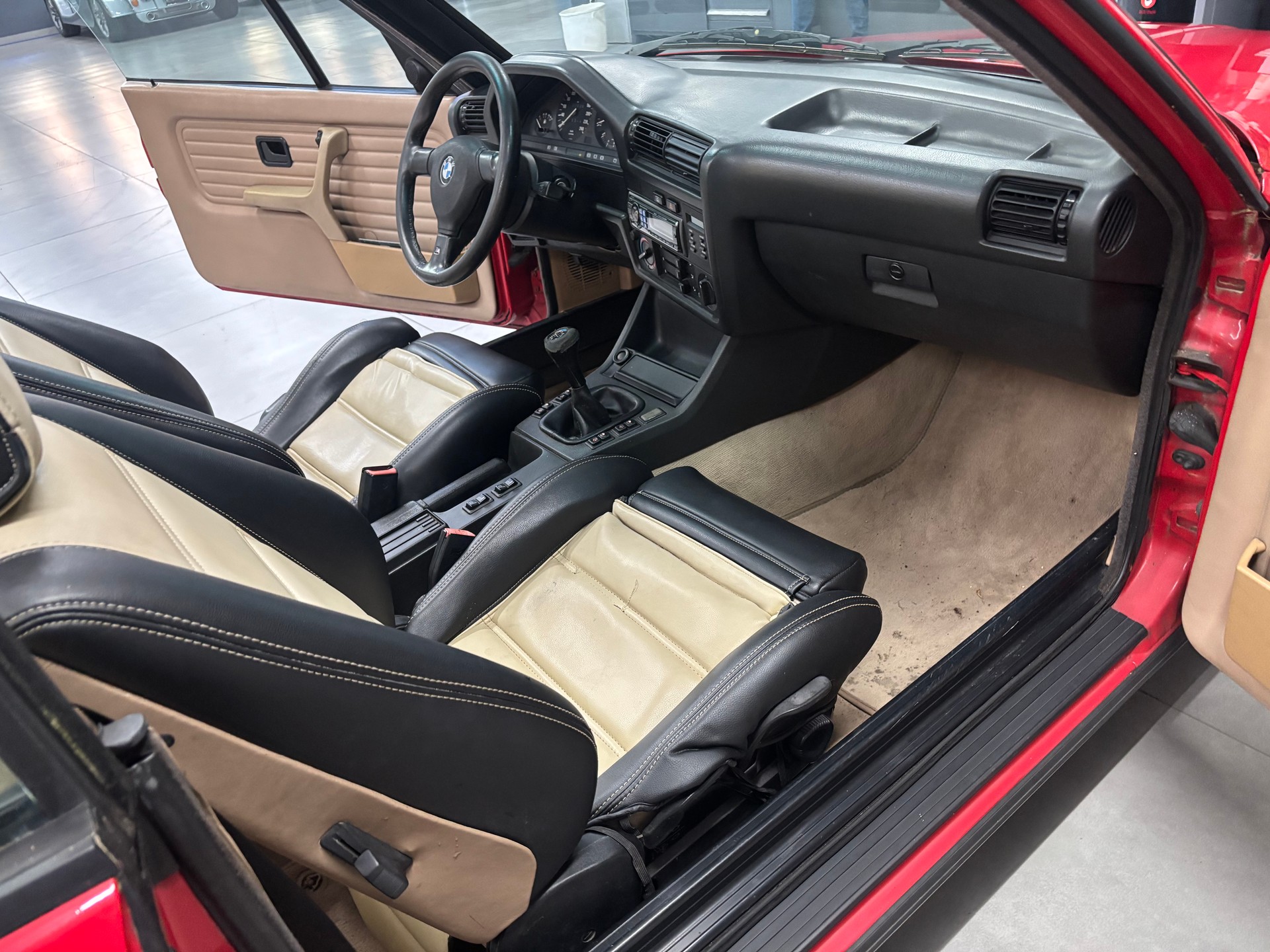 BMW 320i Cabrio-image-11