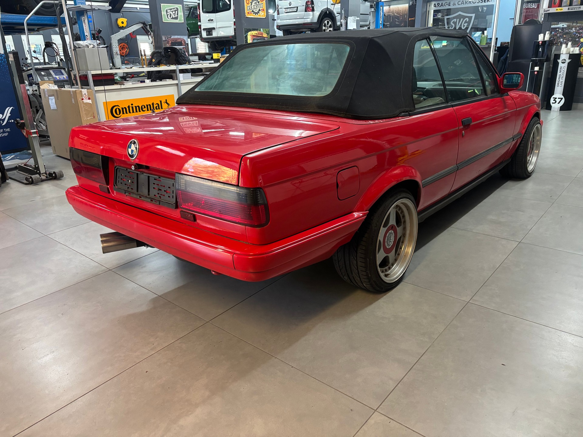 BMW 320i Cabrio-image-4
