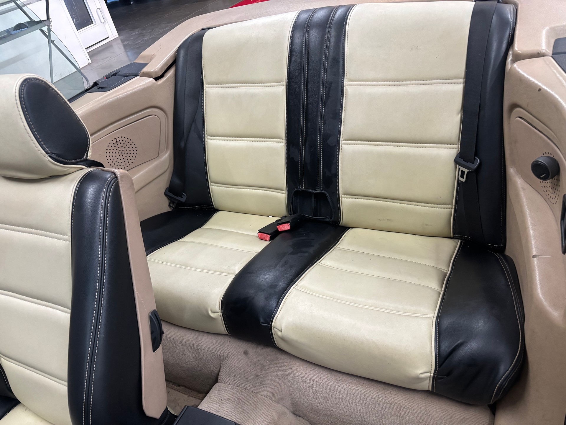 BMW 320i Cabrio-image-9