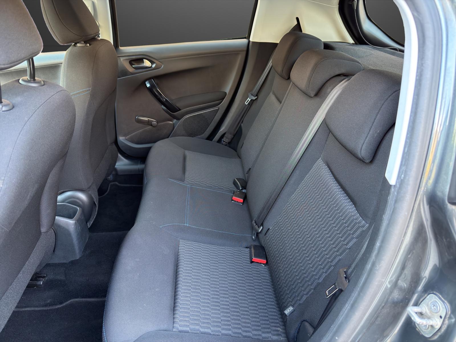 PEUGEOT 208 1.2 PureTech Style-image-9