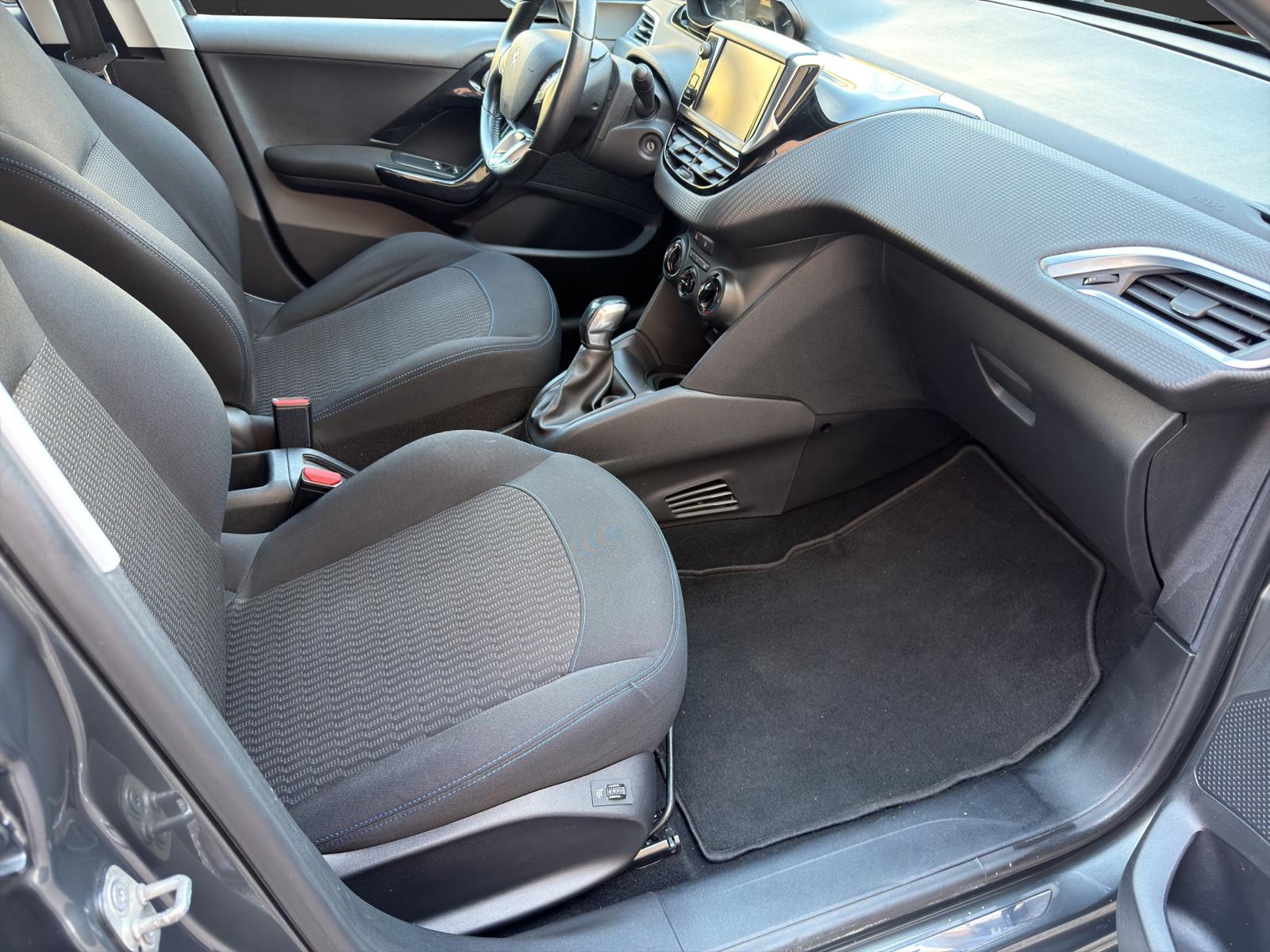 PEUGEOT 208 1.2 PureTech Style-image-10