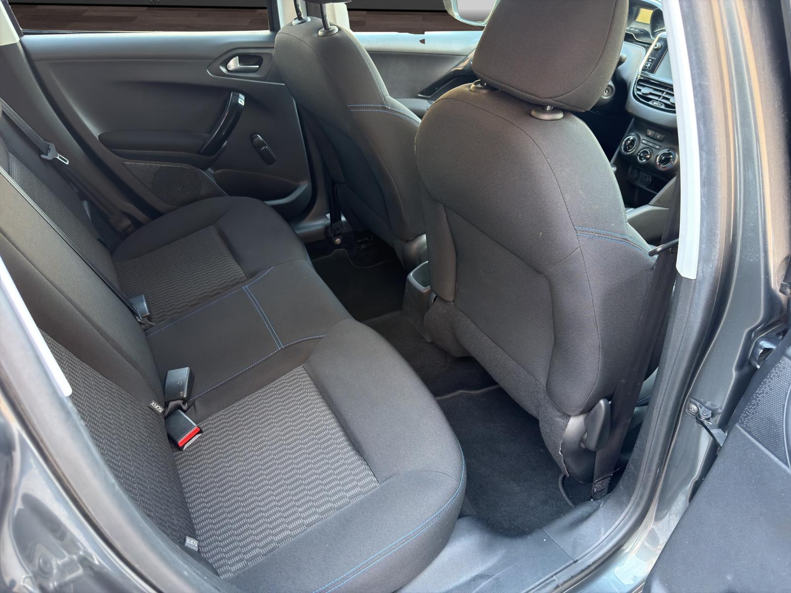 PEUGEOT 208 1.2 PureTech Style-image-11