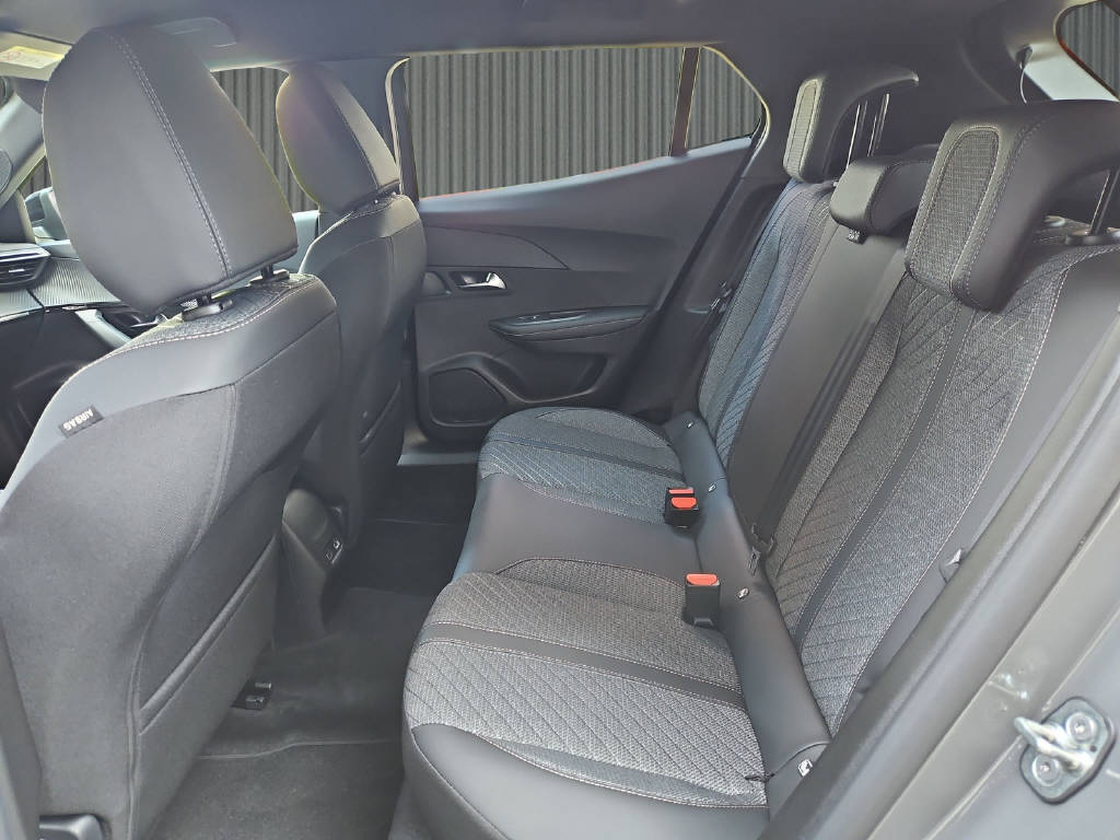 PEUGEOT 2008 1.2 mHY 110PS Allure-image-9
