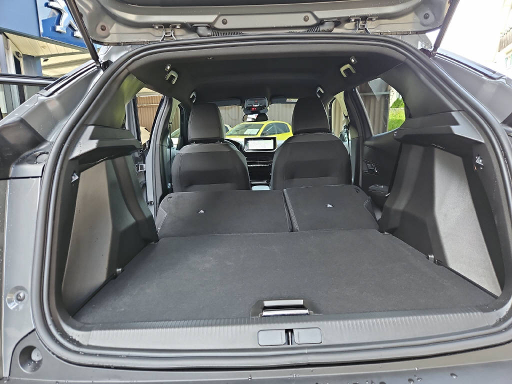 PEUGEOT 2008 1.2 mHY 110PS Allure-image-9