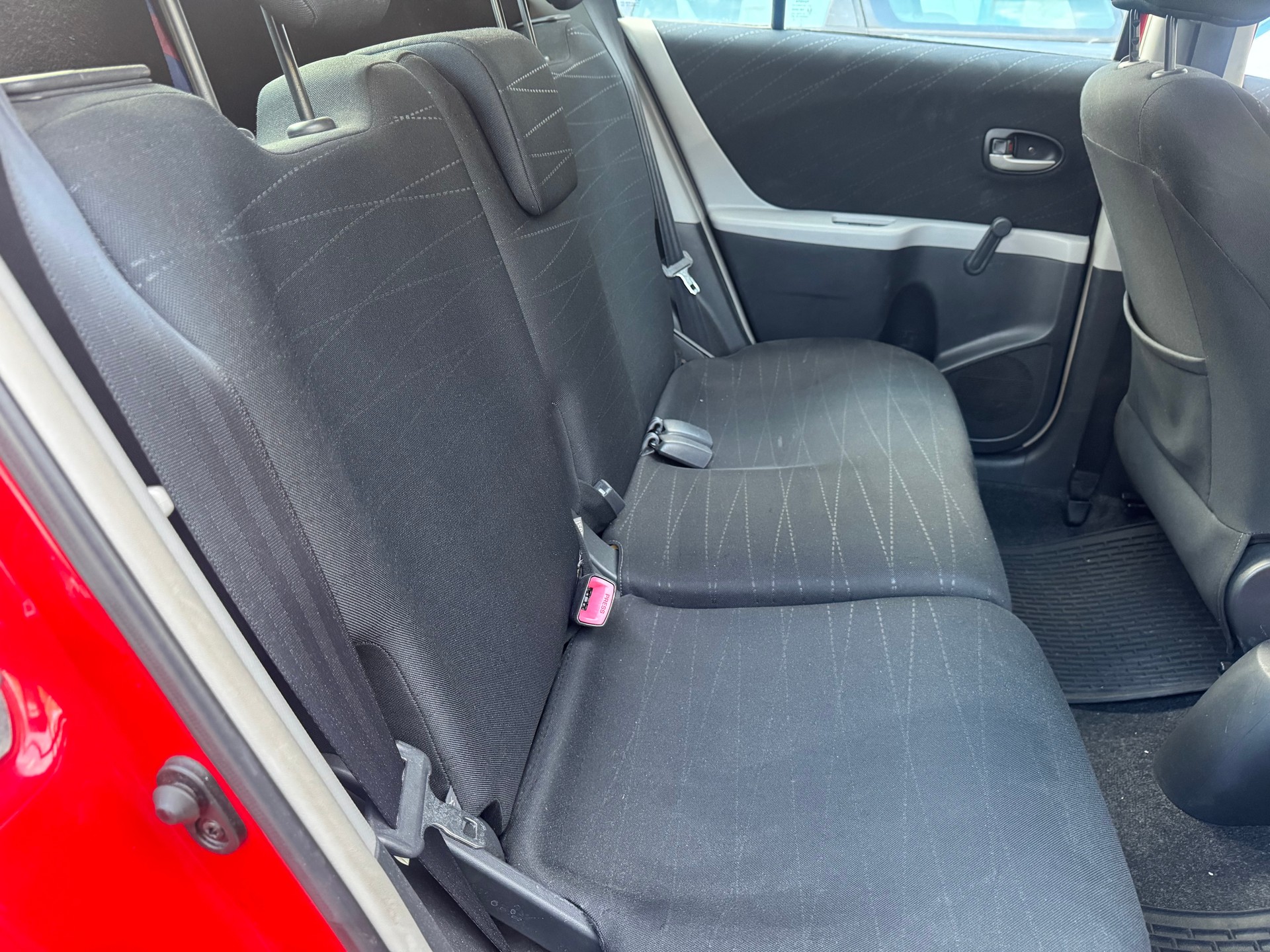 TOYOTA Yaris 1.3 Linea Sol-image-6
