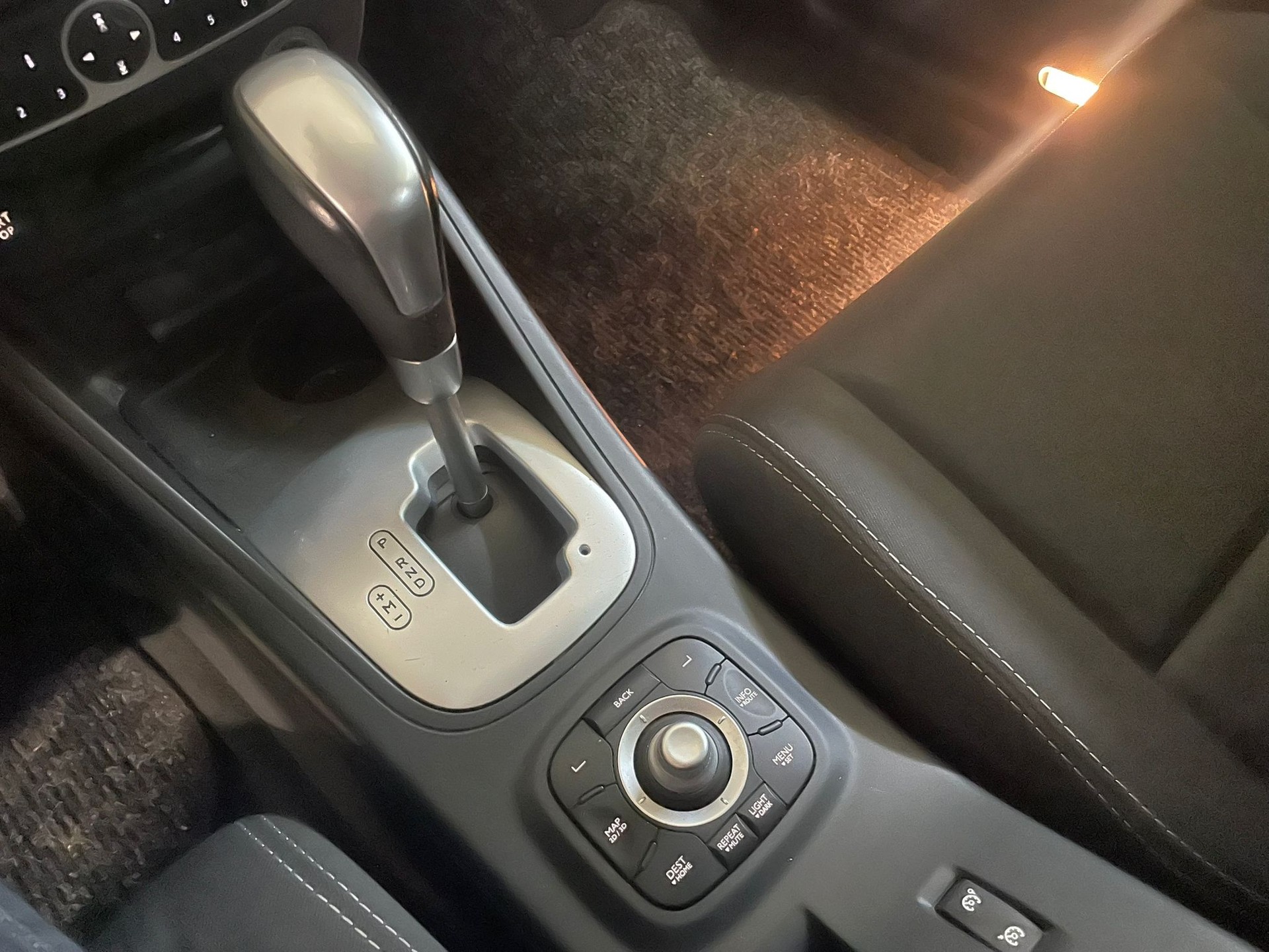 RENAULT Mégane Grandtour 2.0 16V Dynamique CVT-image-13