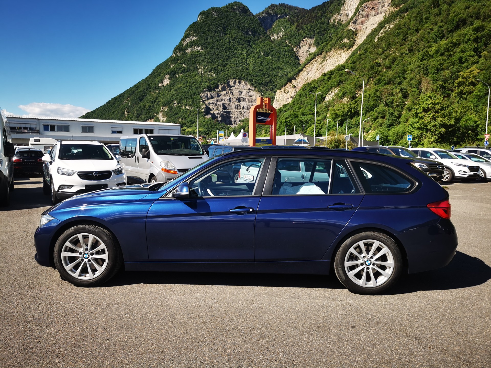 BMW 330i xDrive Touring Steptronic-image-0