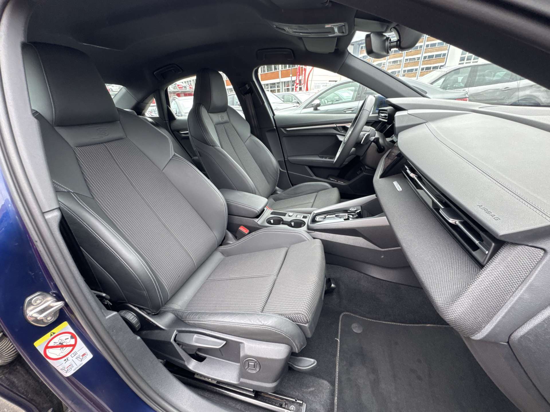 AUDI A3 Limousine 35 TDi S-Line S-Tronic Automat-image-12