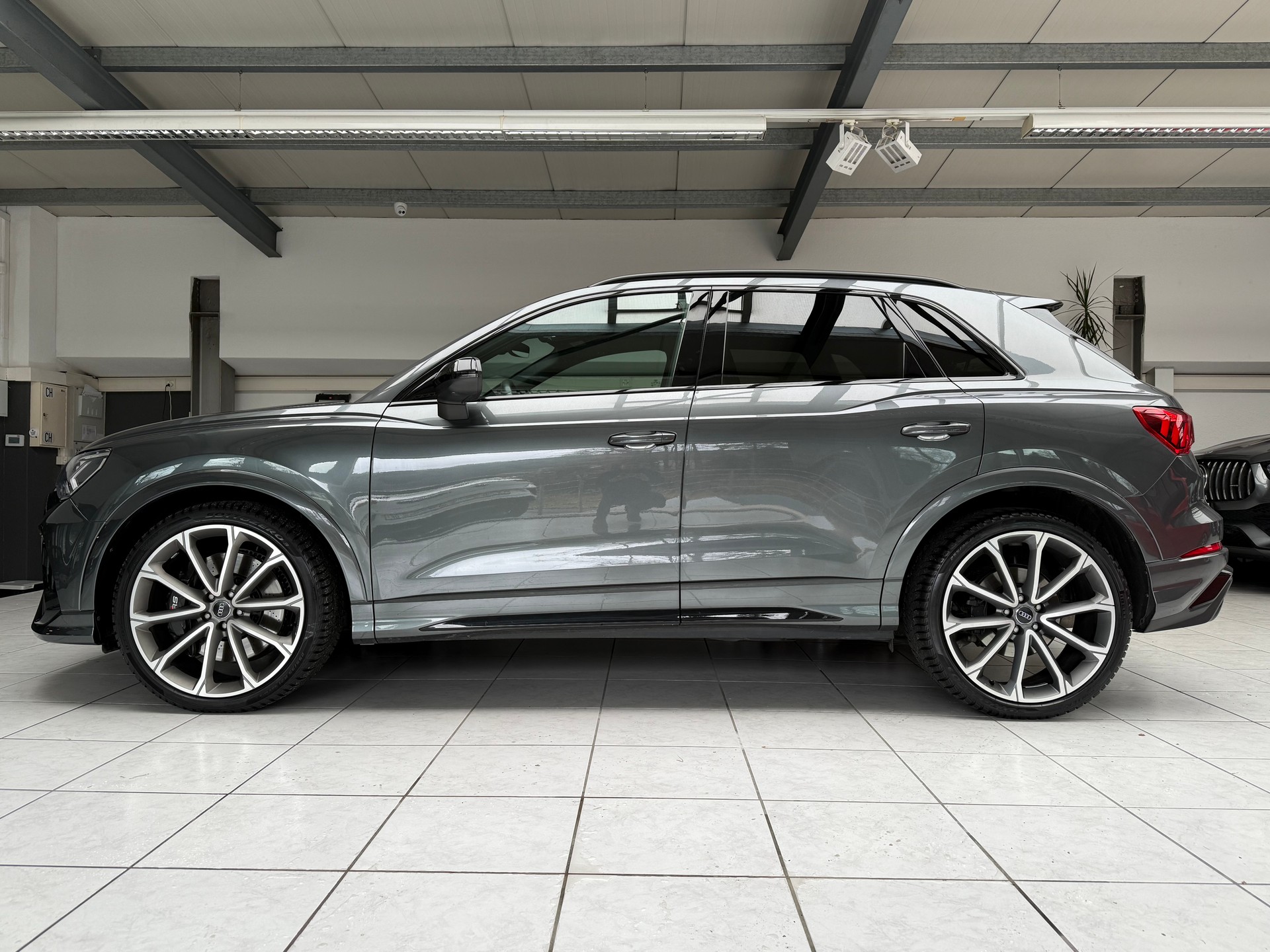 AUDI RS Q3 2.5 TFSI quattro S tronic-image-1