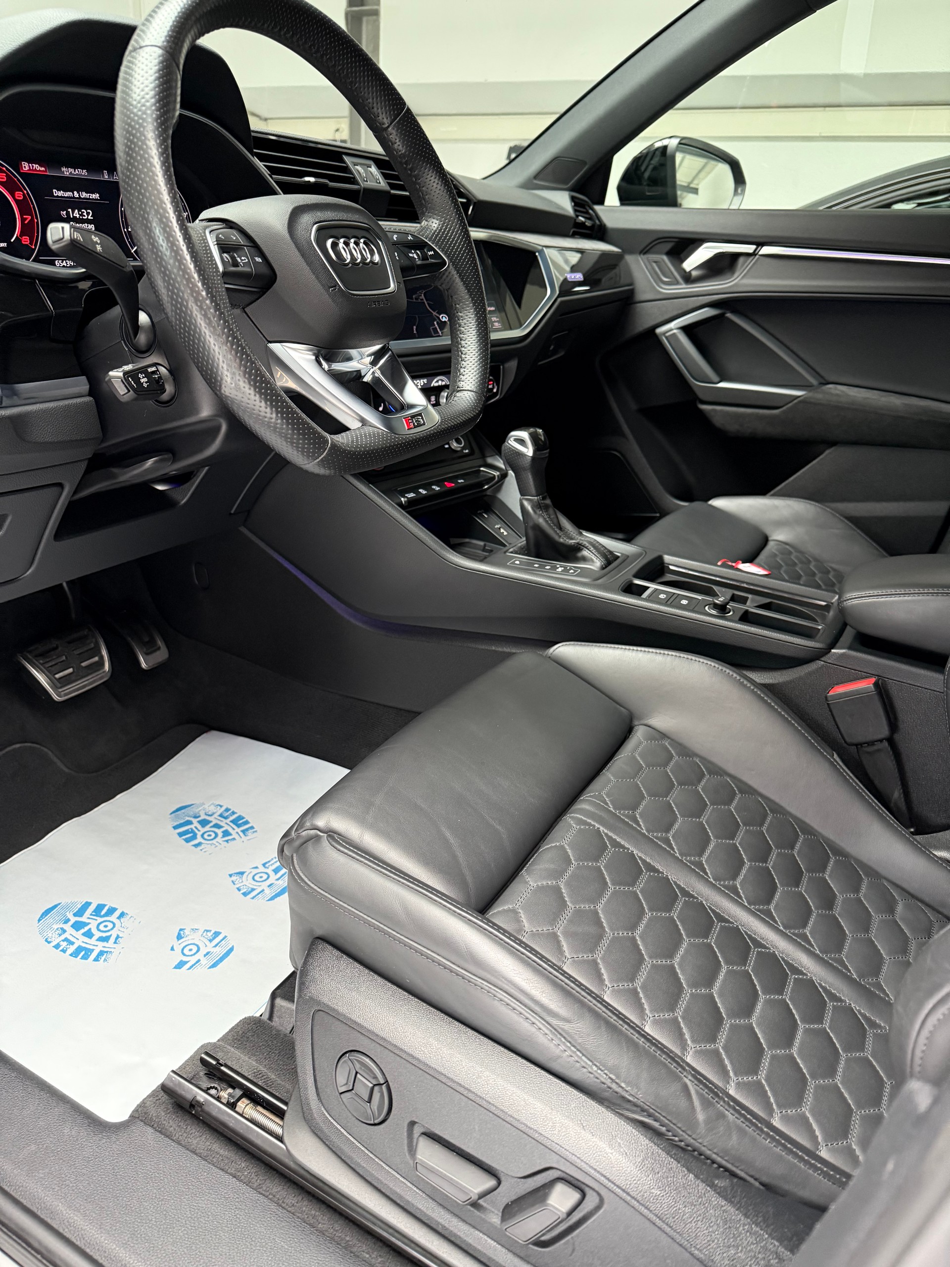AUDI RS Q3 2.5 TFSI quattro S tronic-image-10