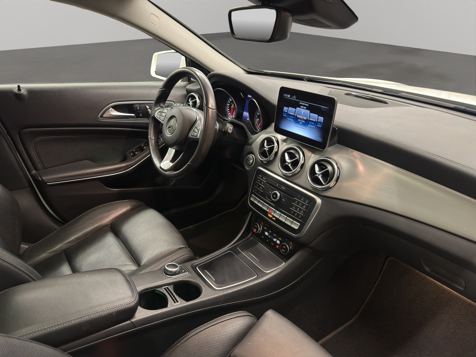 MERCEDES-BENZ GLA 250 4Matic 7G-DCT-image-16