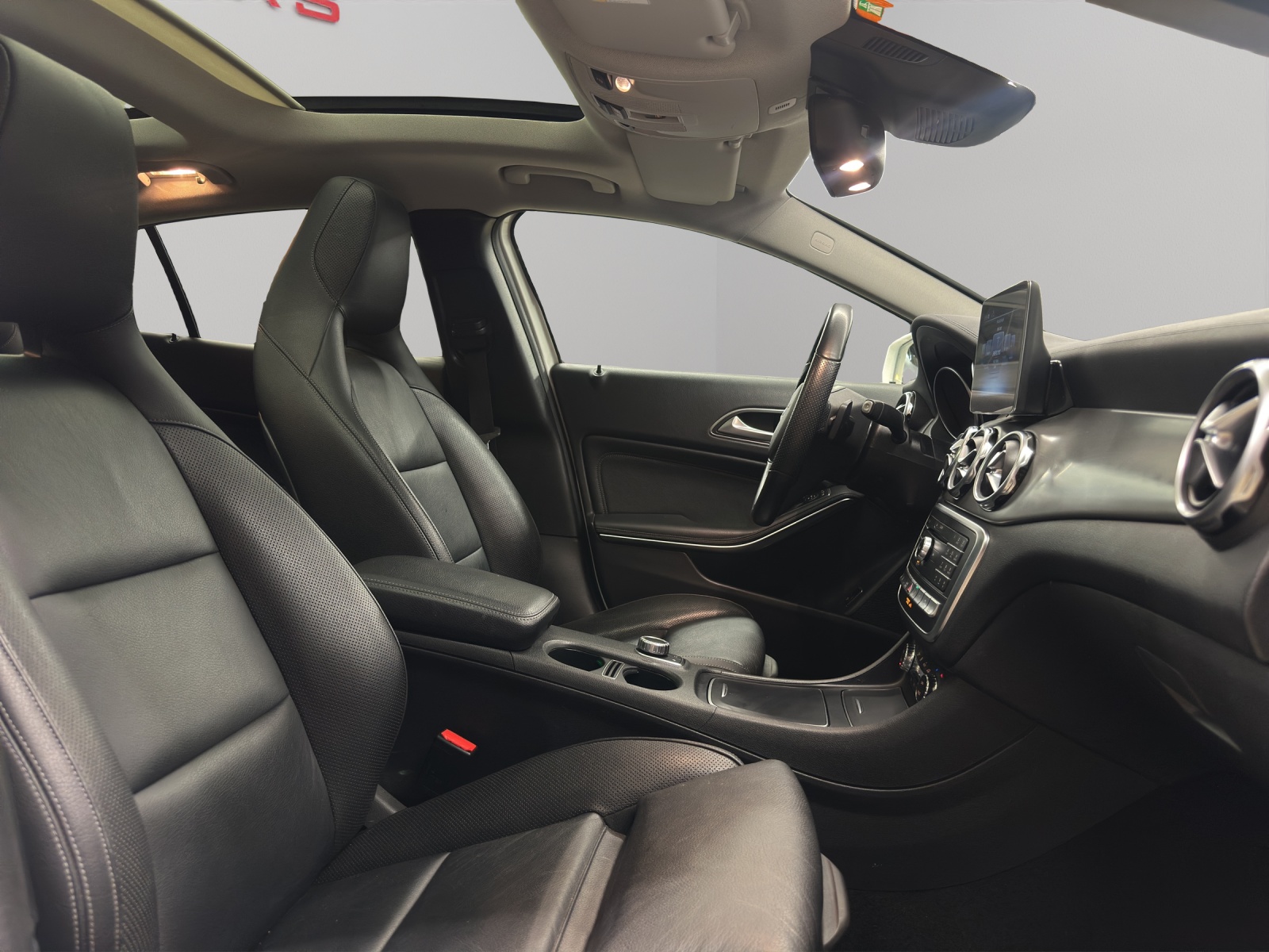 MERCEDES-BENZ GLA 250 4Matic 7G-DCT-image-15
