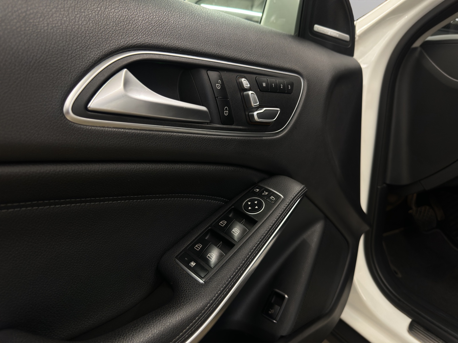 MERCEDES-BENZ GLA 250 4Matic 7G-DCT-image-12