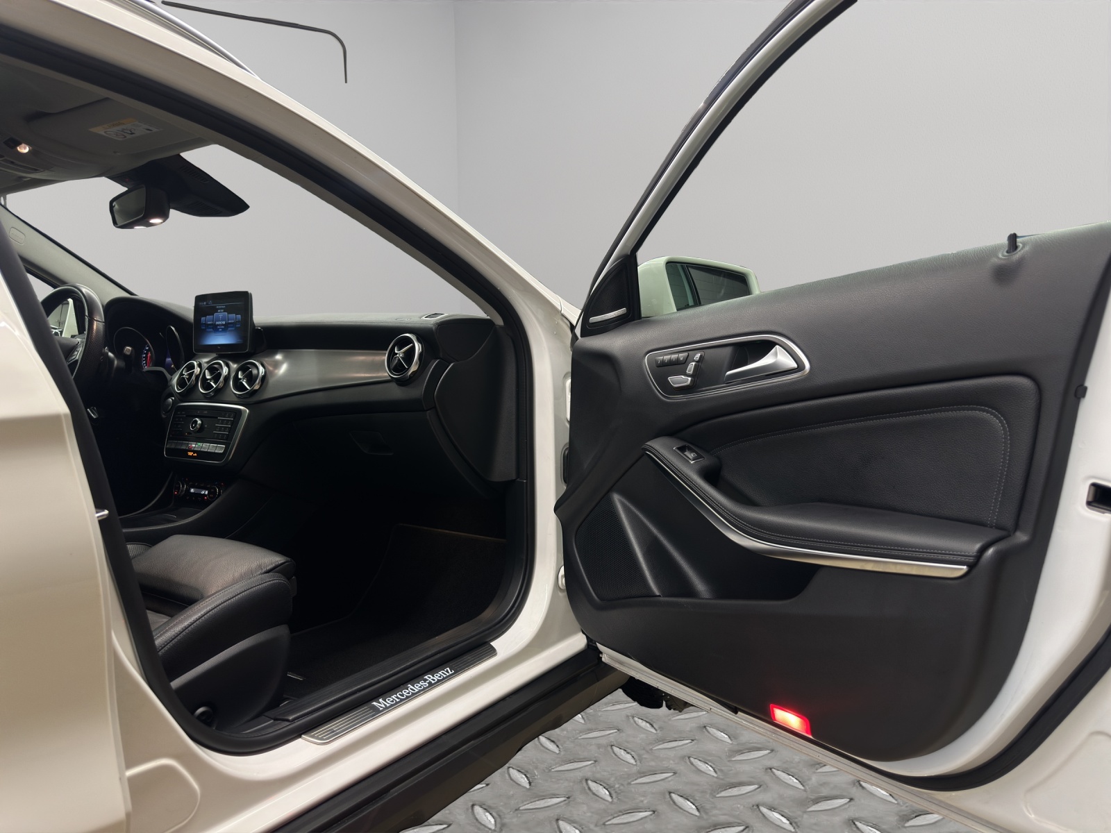 MERCEDES-BENZ GLA 250 4Matic 7G-DCT-image-17