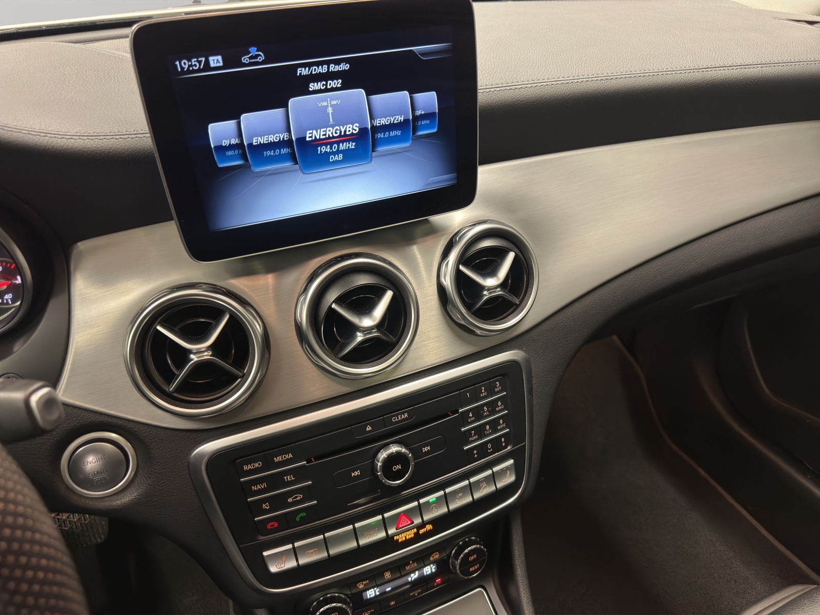 MERCEDES-BENZ GLA 250 4Matic 7G-DCT-image-10