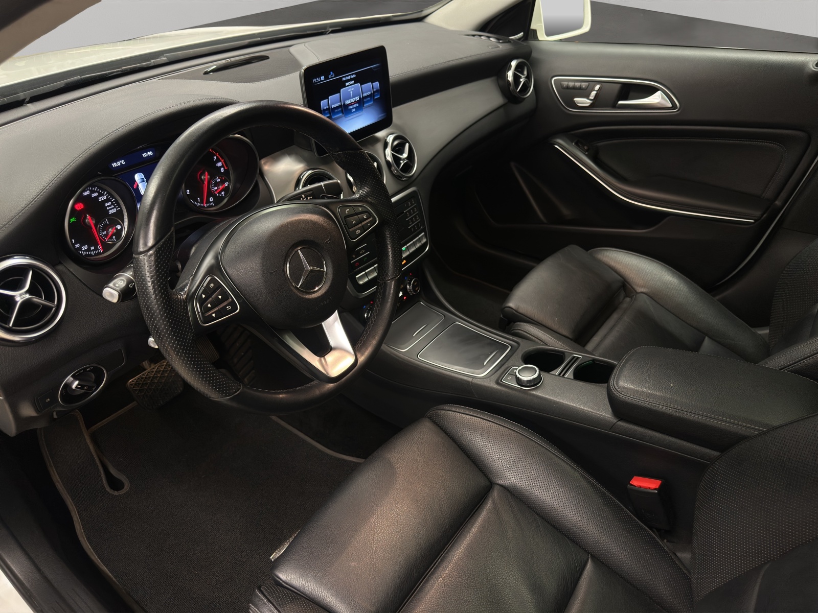 MERCEDES-BENZ GLA 250 4Matic 7G-DCT-image-8