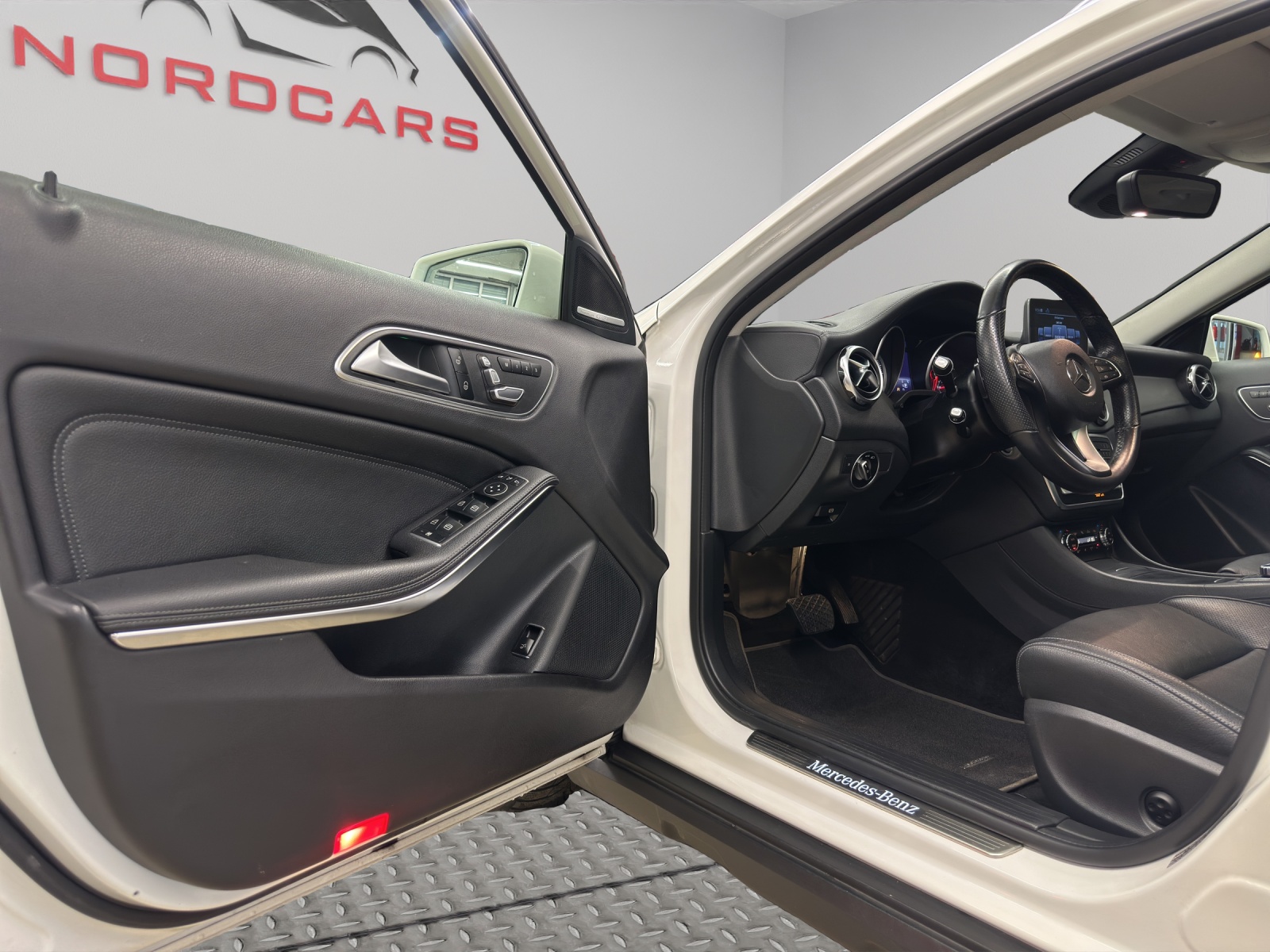 MERCEDES-BENZ GLA 250 4Matic 7G-DCT-image-6
