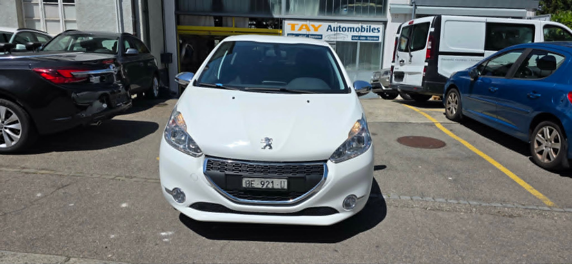 PEUGEOT 208 1.2 VTI Style-image-0