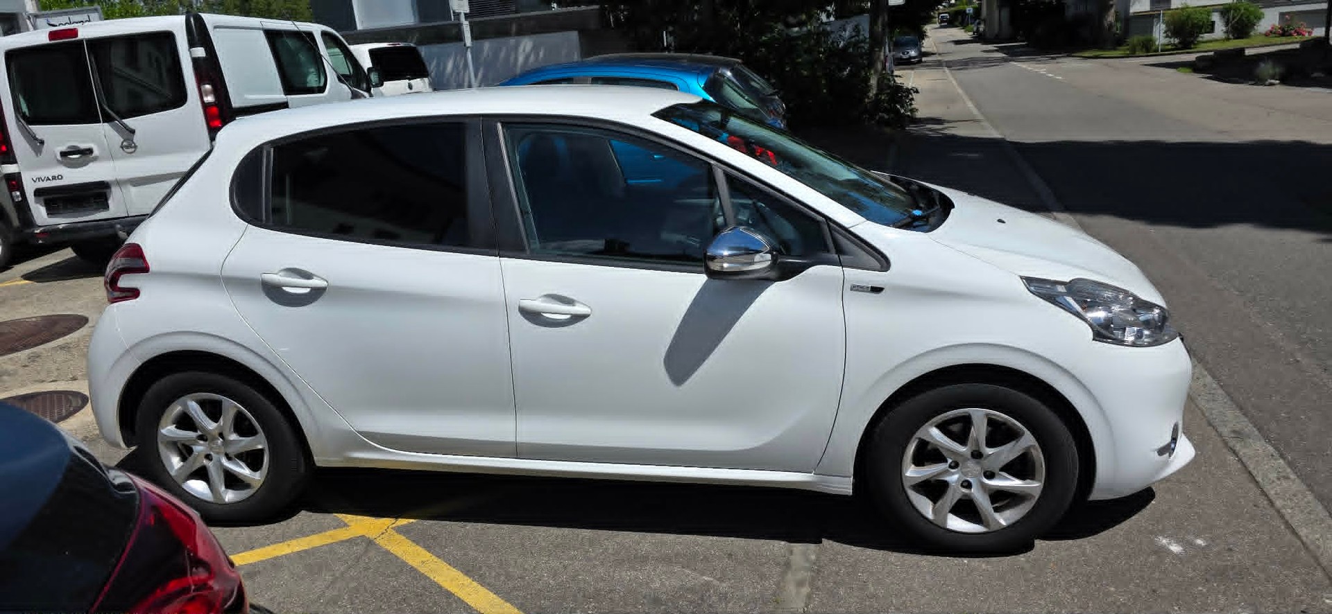 PEUGEOT 208 1.2 VTI Style-image-6
