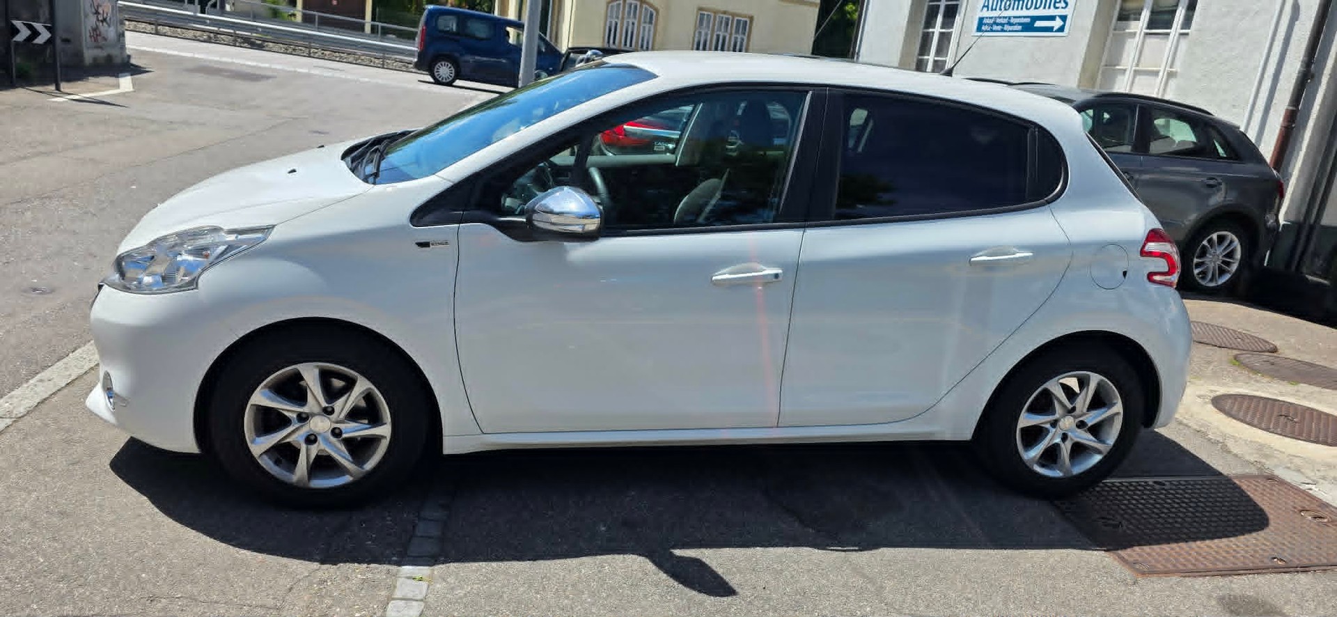 PEUGEOT 208 1.2 VTI Style-image-2