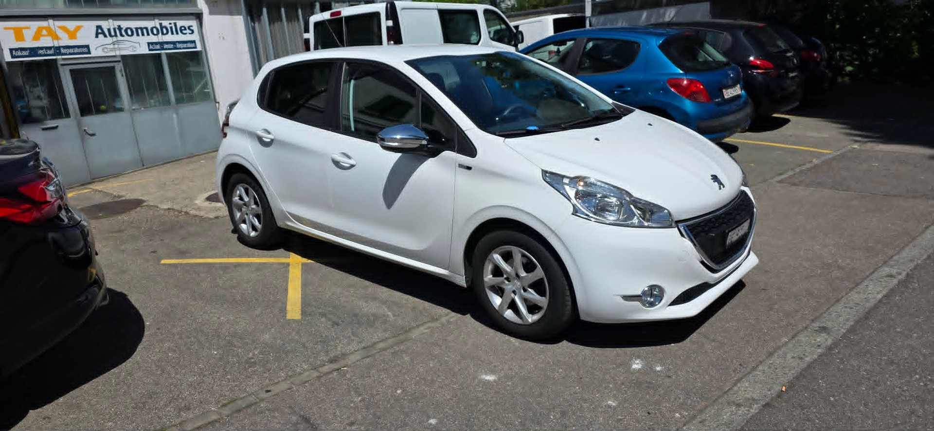 PEUGEOT 208 1.2 VTI Style-image-3