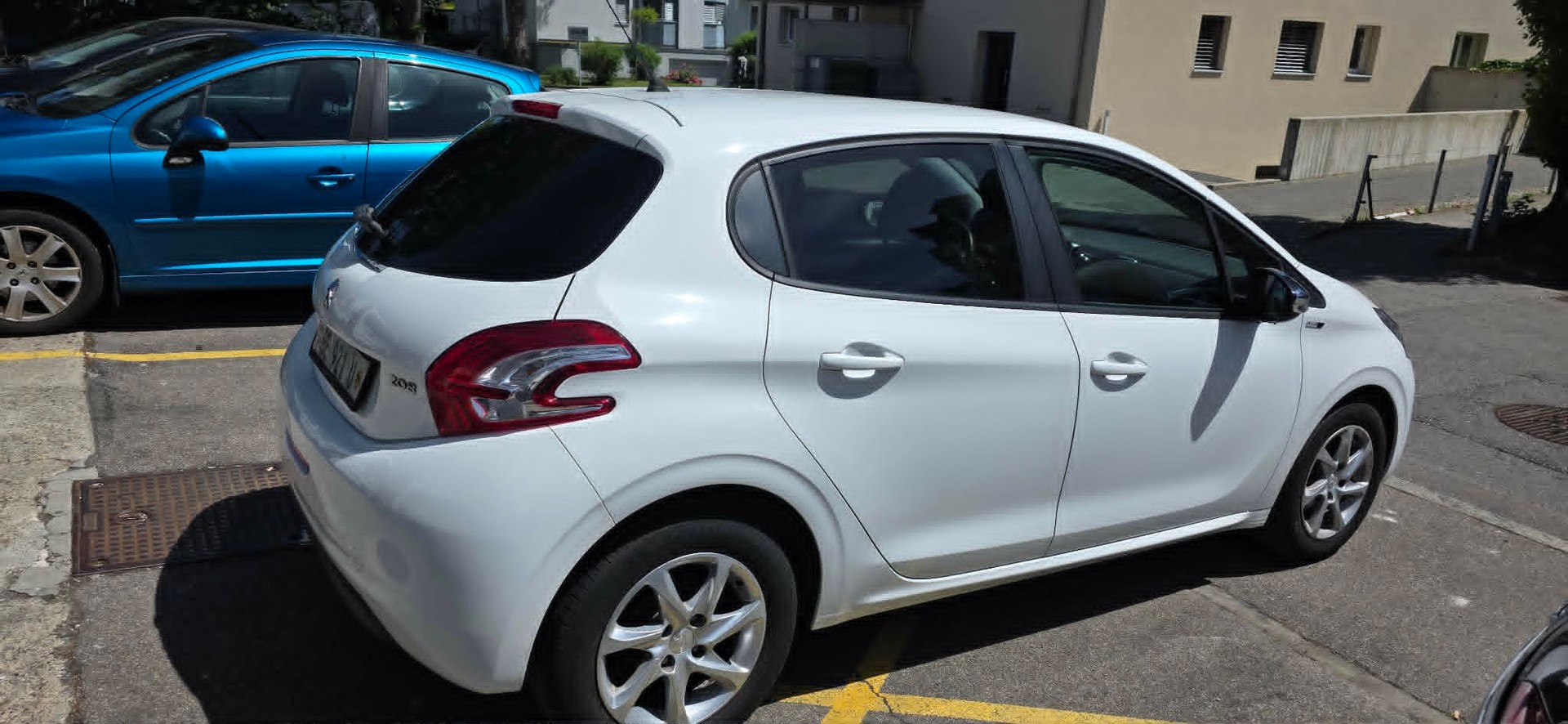 PEUGEOT 208 1.2 VTI Style-image-5