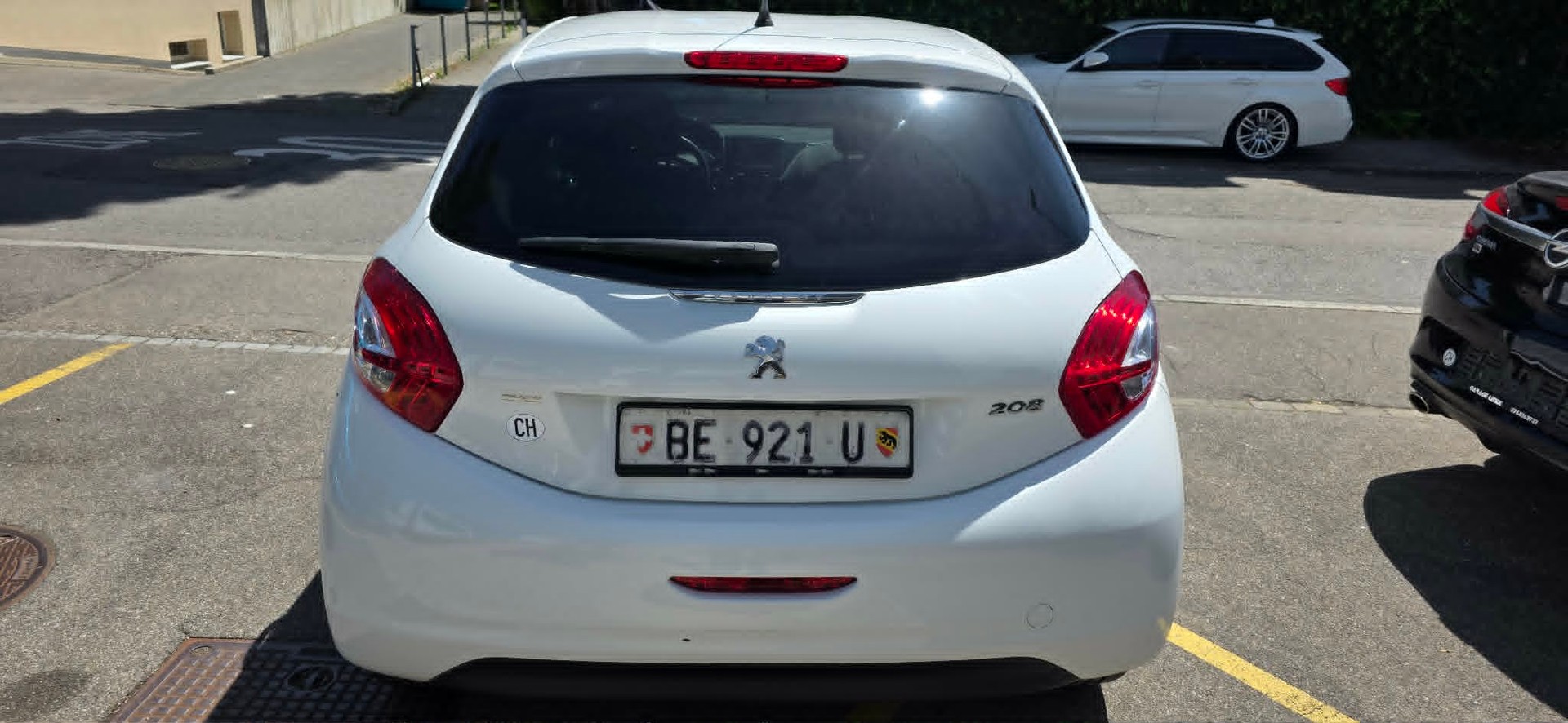 PEUGEOT 208 1.2 VTI Style-image-4