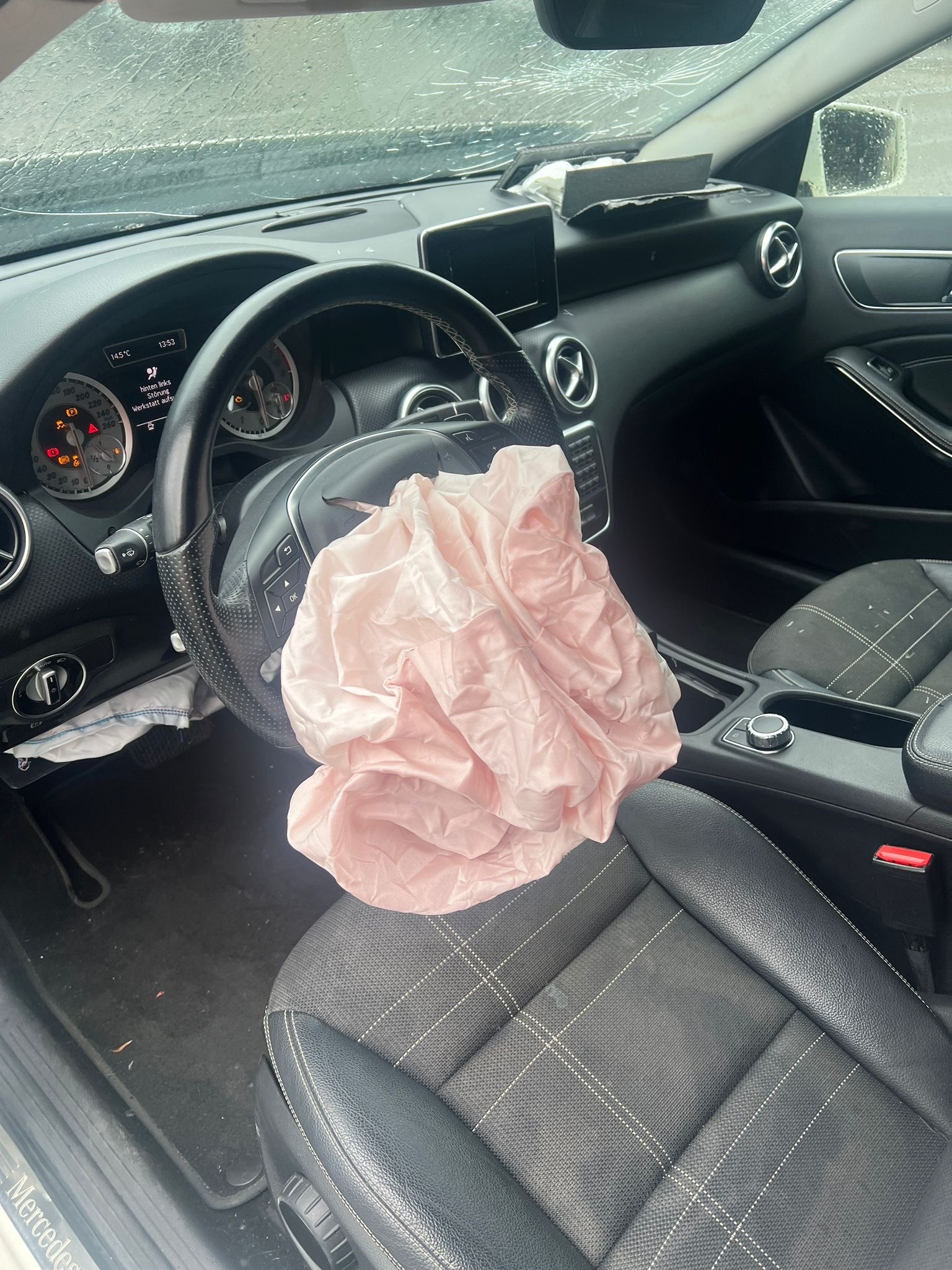 MERCEDES-BENZ A 180 Style 7G-DCT-image-8