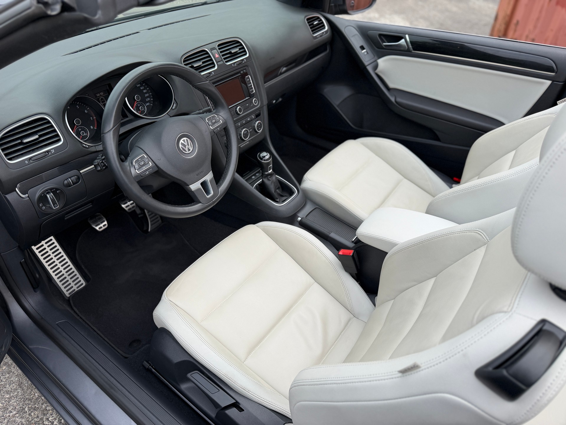 VW Golf VI Cabriolet 1.2 TSI BlueMT-image-10