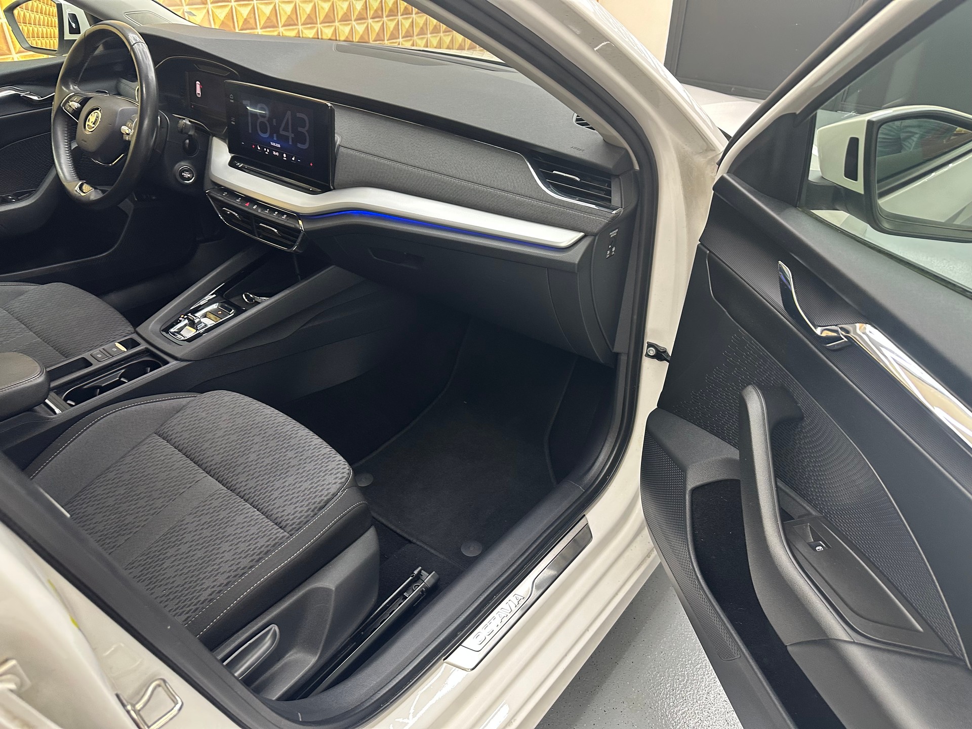 SKODA Octavia Combi 2.0 TDI DSG Style-image-7