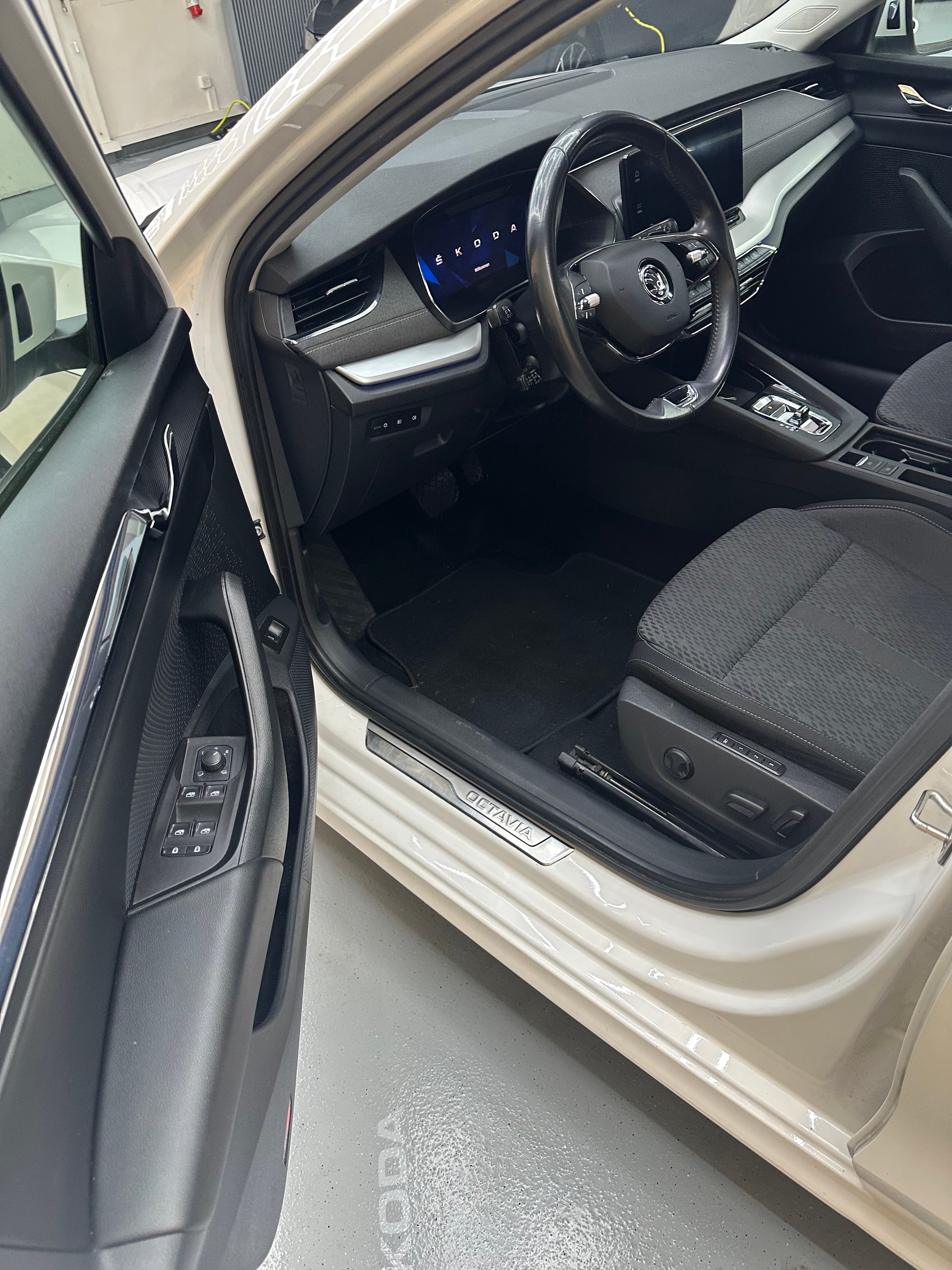 SKODA Octavia Combi 2.0 TDI DSG Style-image-4