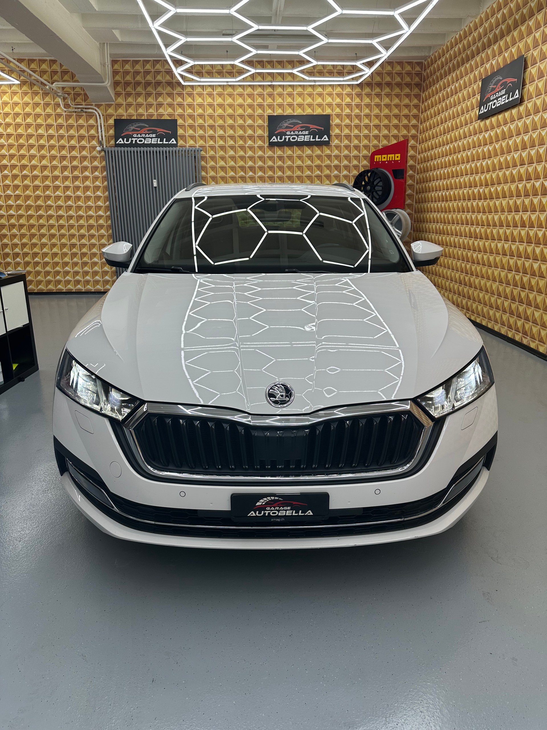 SKODA Octavia Combi 2.0 TDI DSG Style-image-0