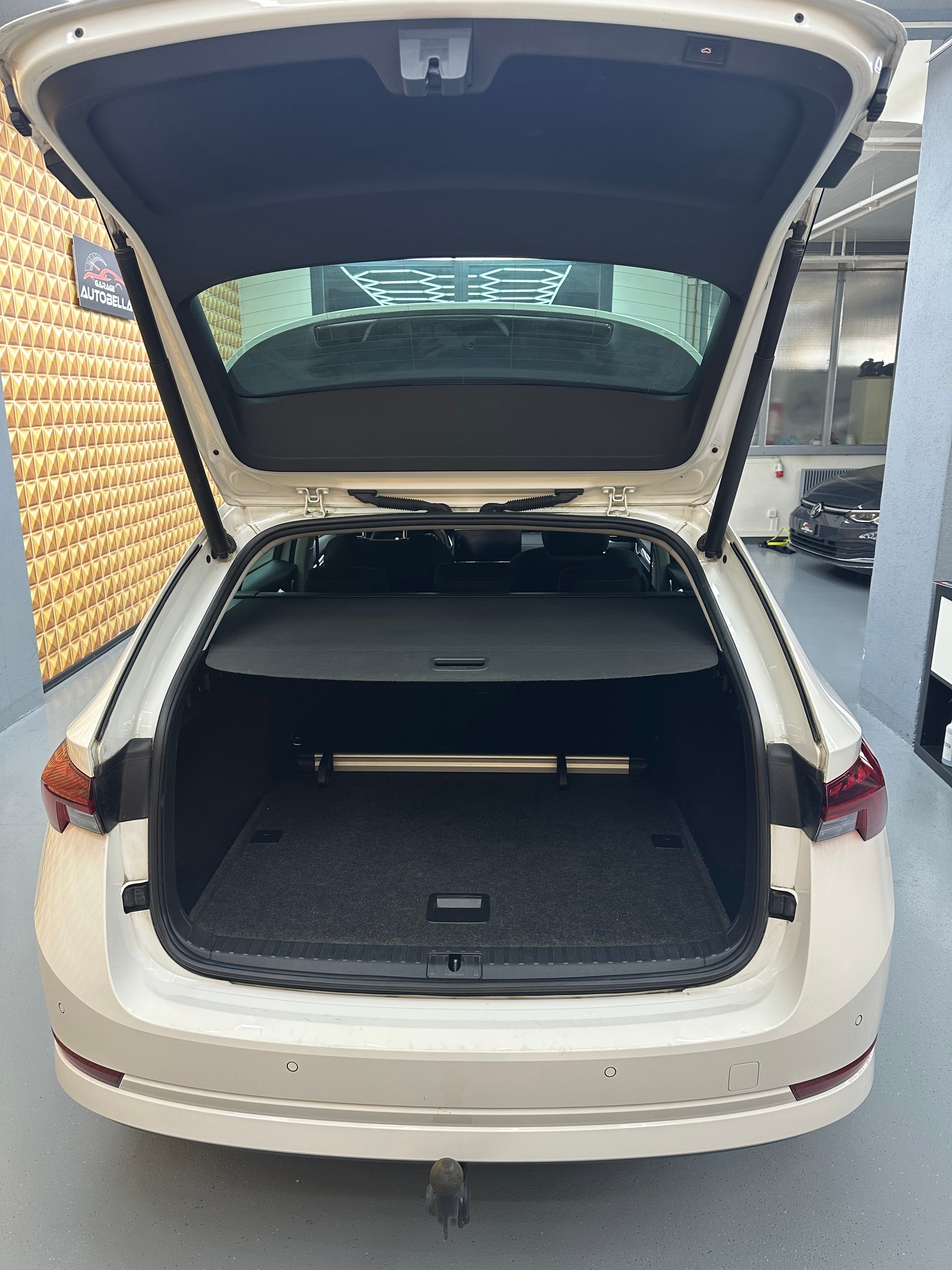 SKODA Octavia Combi 2.0 TDI DSG Style-image-9